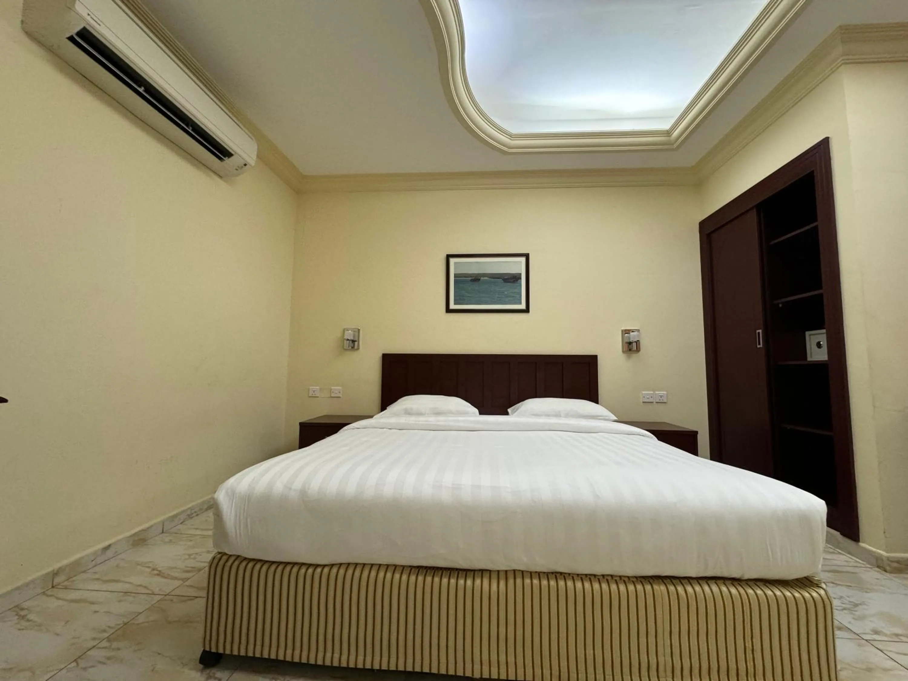 Bed in Al Ferdous Hotel Apartments