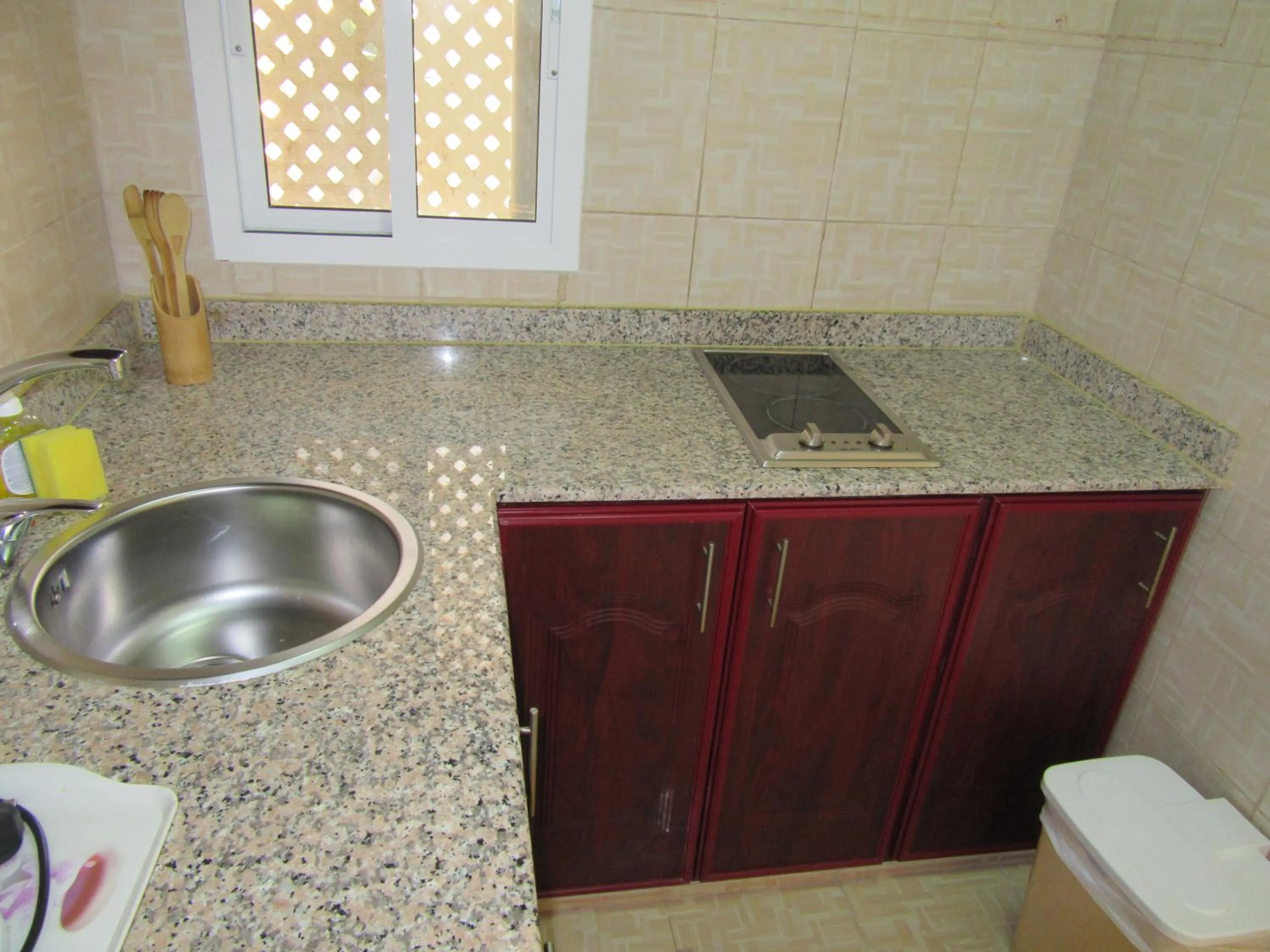 Kitchen or kitchenette in Al Ferdous Hotel Apartments