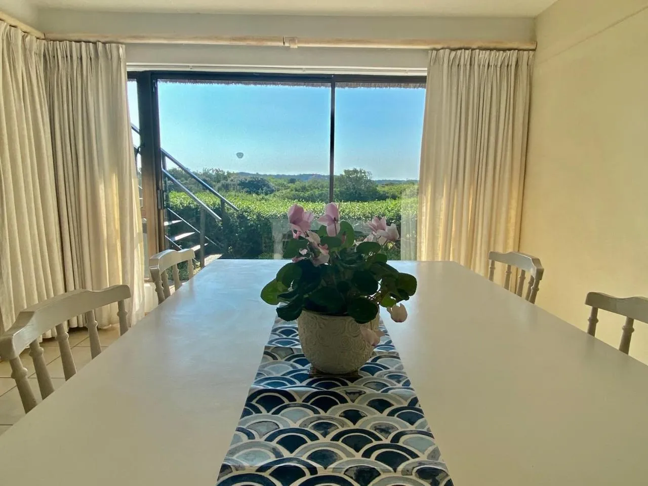 Dining area in i-LOLLO Bed & Breakfast at the River Mouth