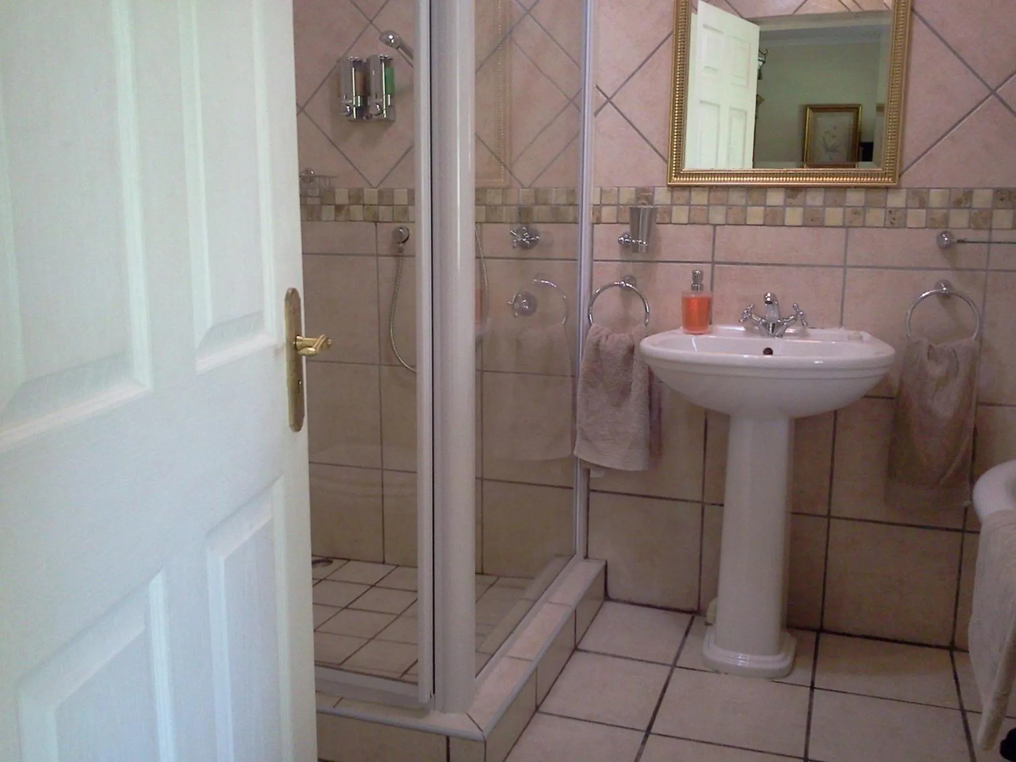 Bathroom in Saxe-Coburg Lodge