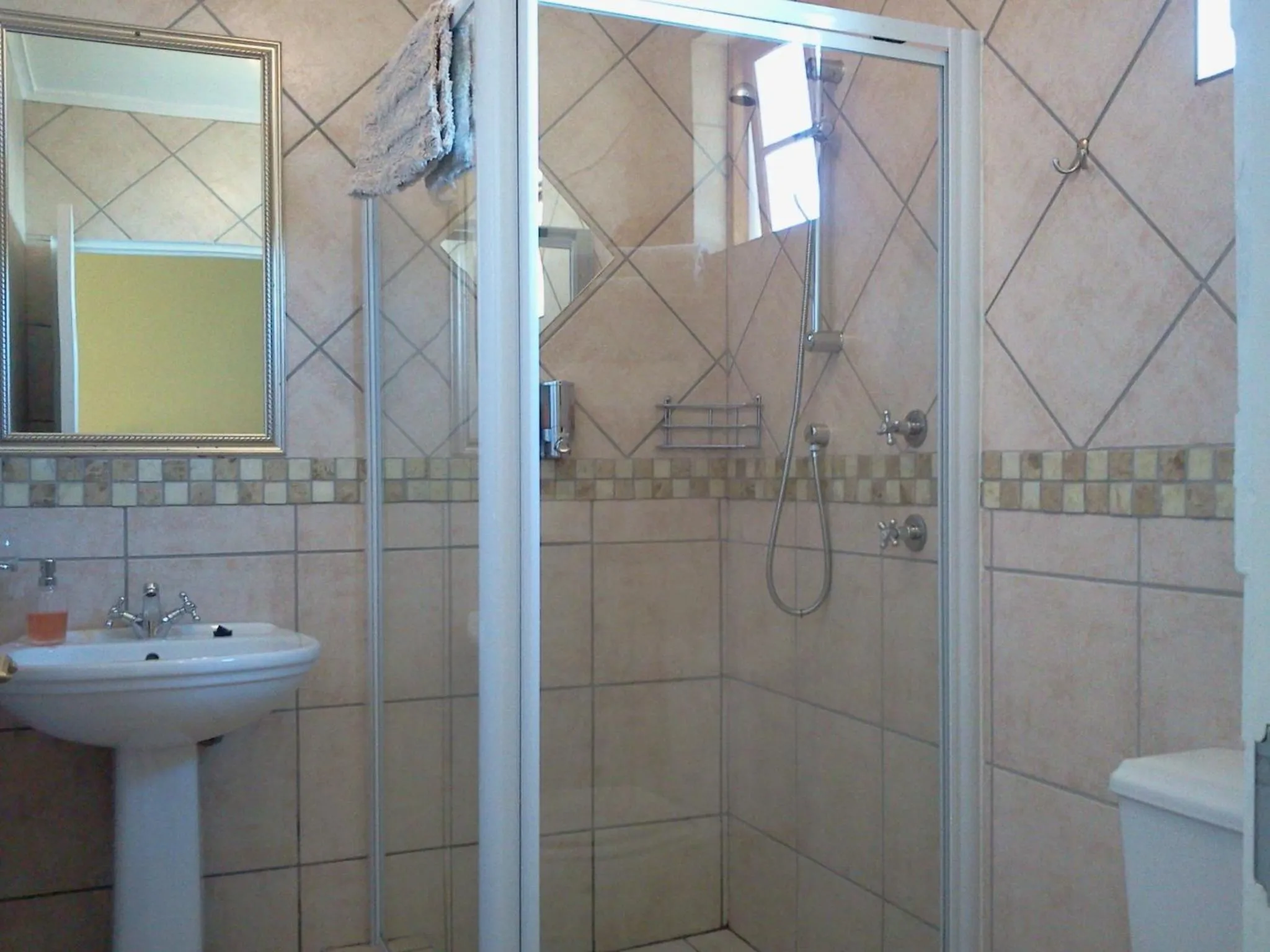 Bathroom in Saxe-Coburg Lodge