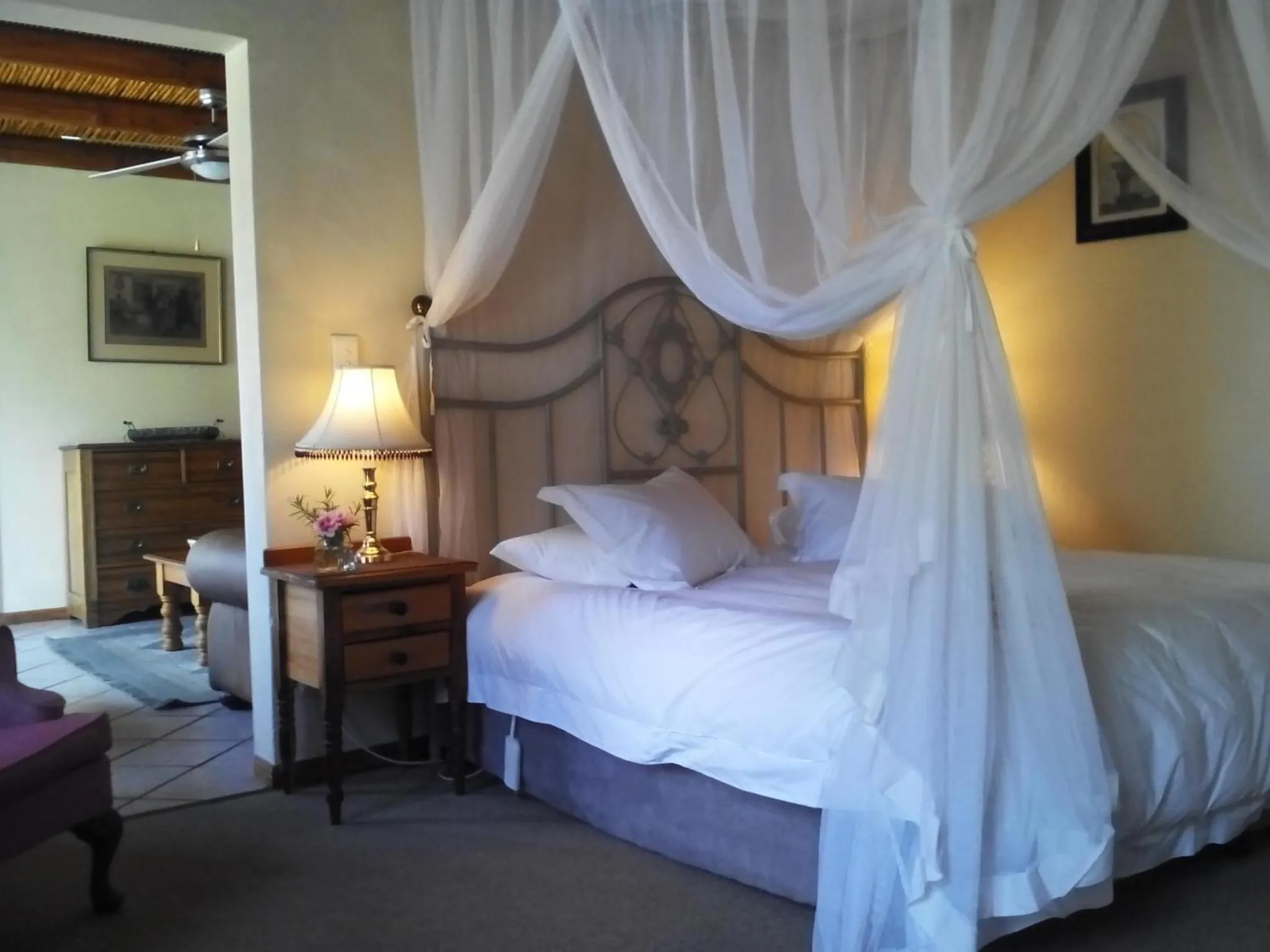 Bedroom, Bed in Saxe-Coburg Lodge