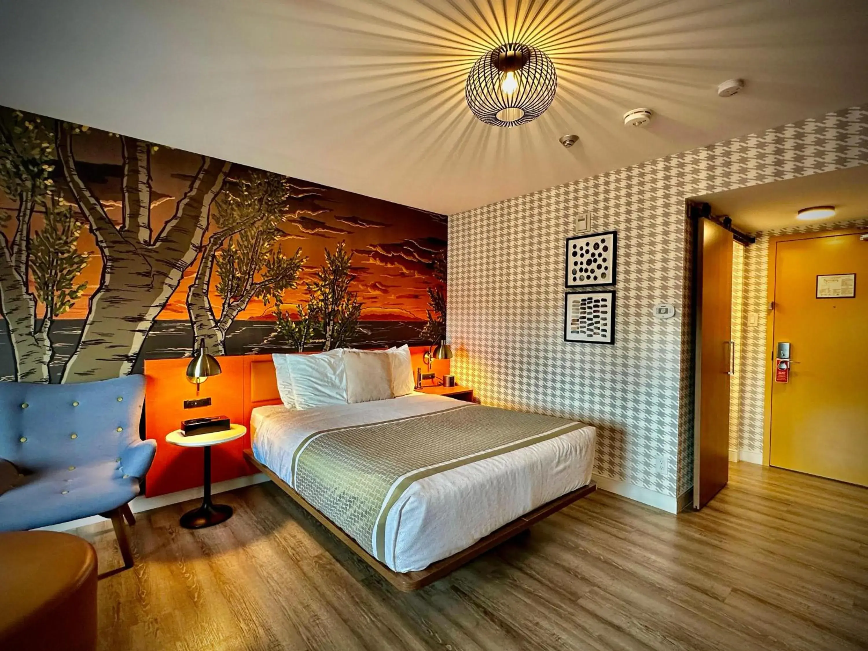 Quiet street view, Bed in Superior Shores Hotel, BW Signature Collection by Best Western Quiet street view, Bed in Superior Shores Hotel, BW Signature Collection by Best Western