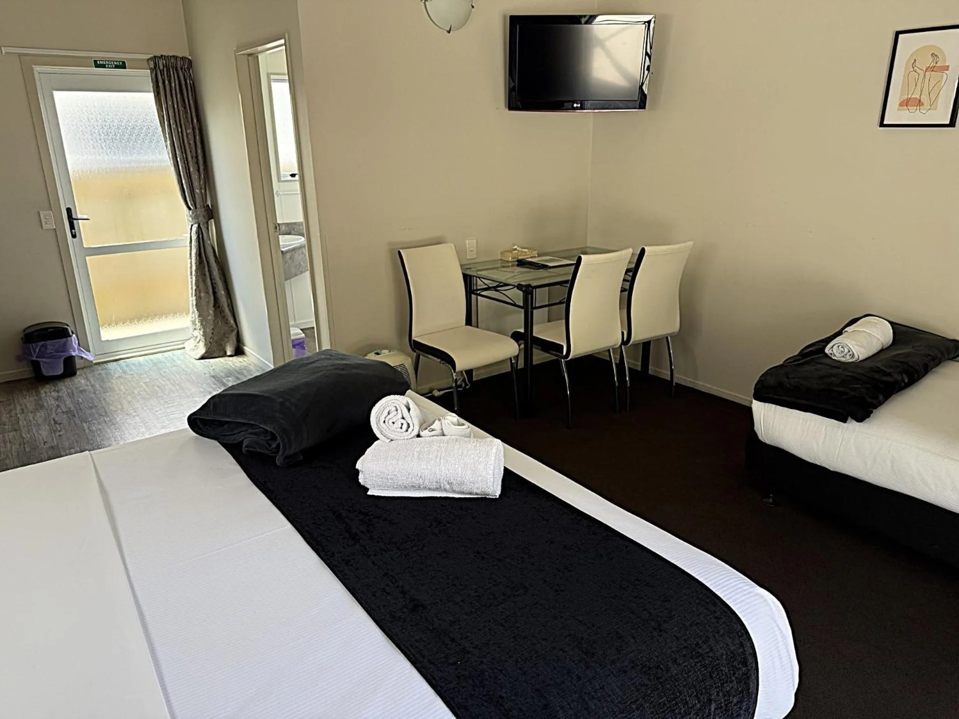 Bed in Anchor Lodge Motel