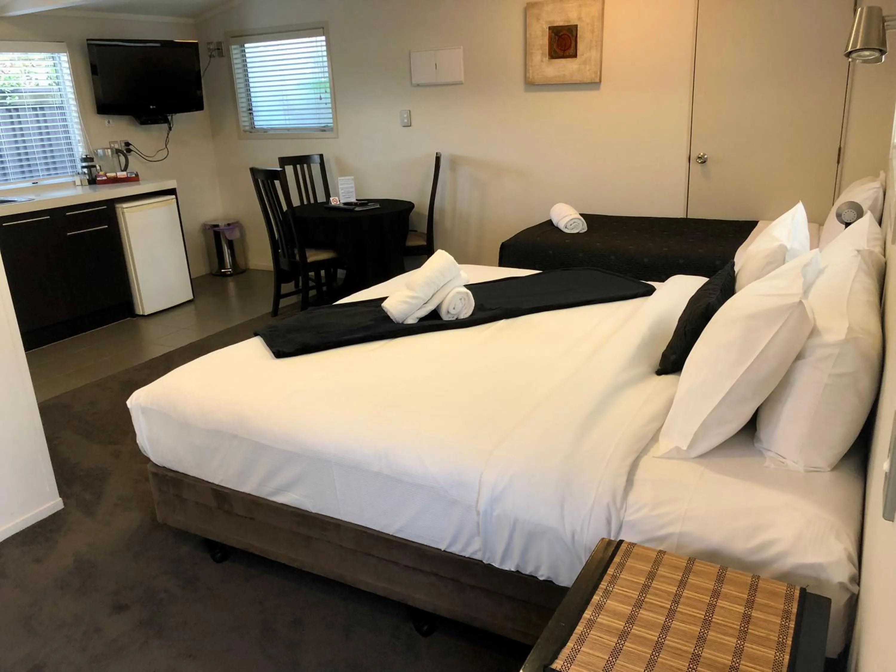 Bed in Anchor Lodge Motel