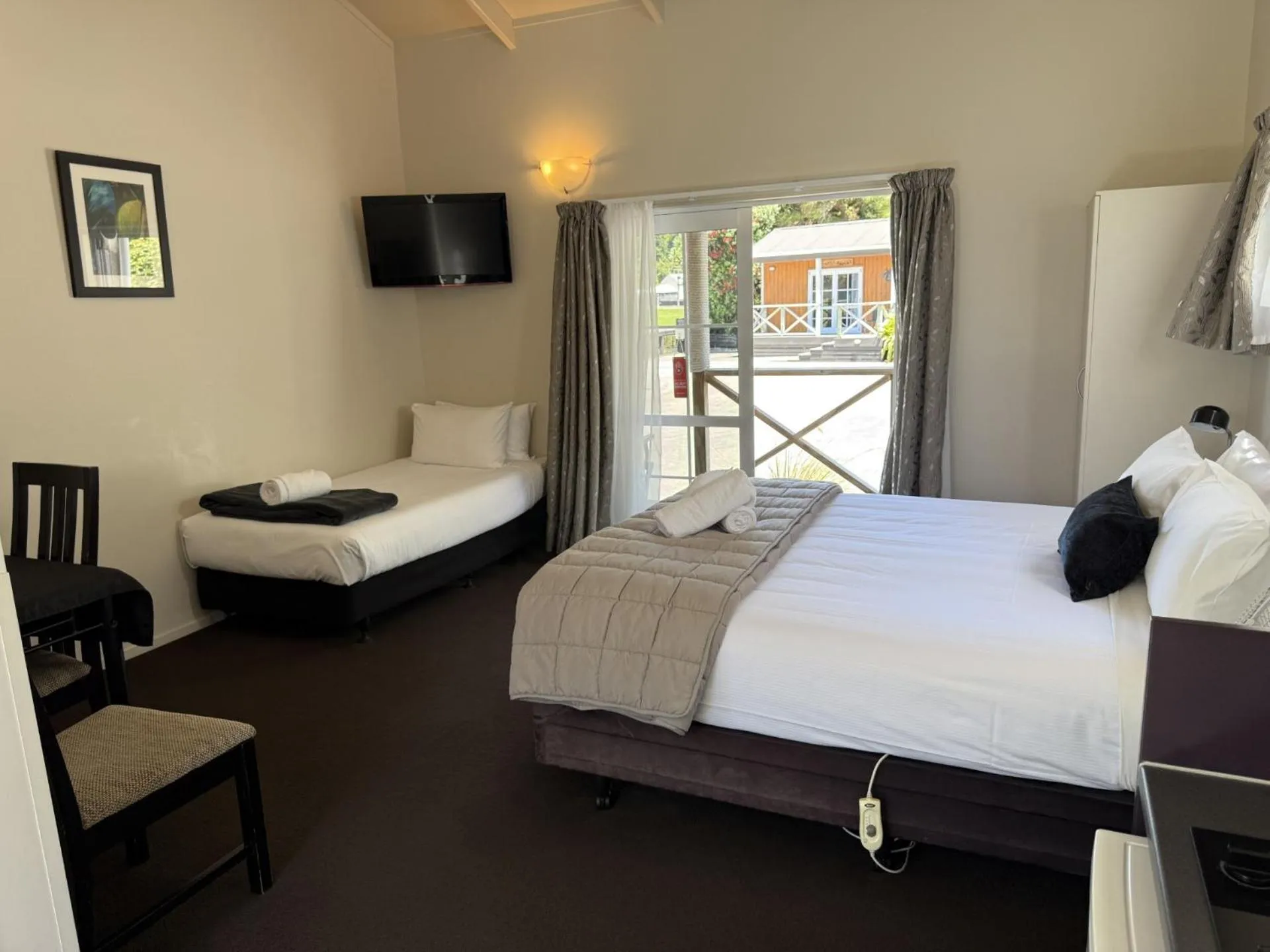 Bed in Anchor Lodge Motel