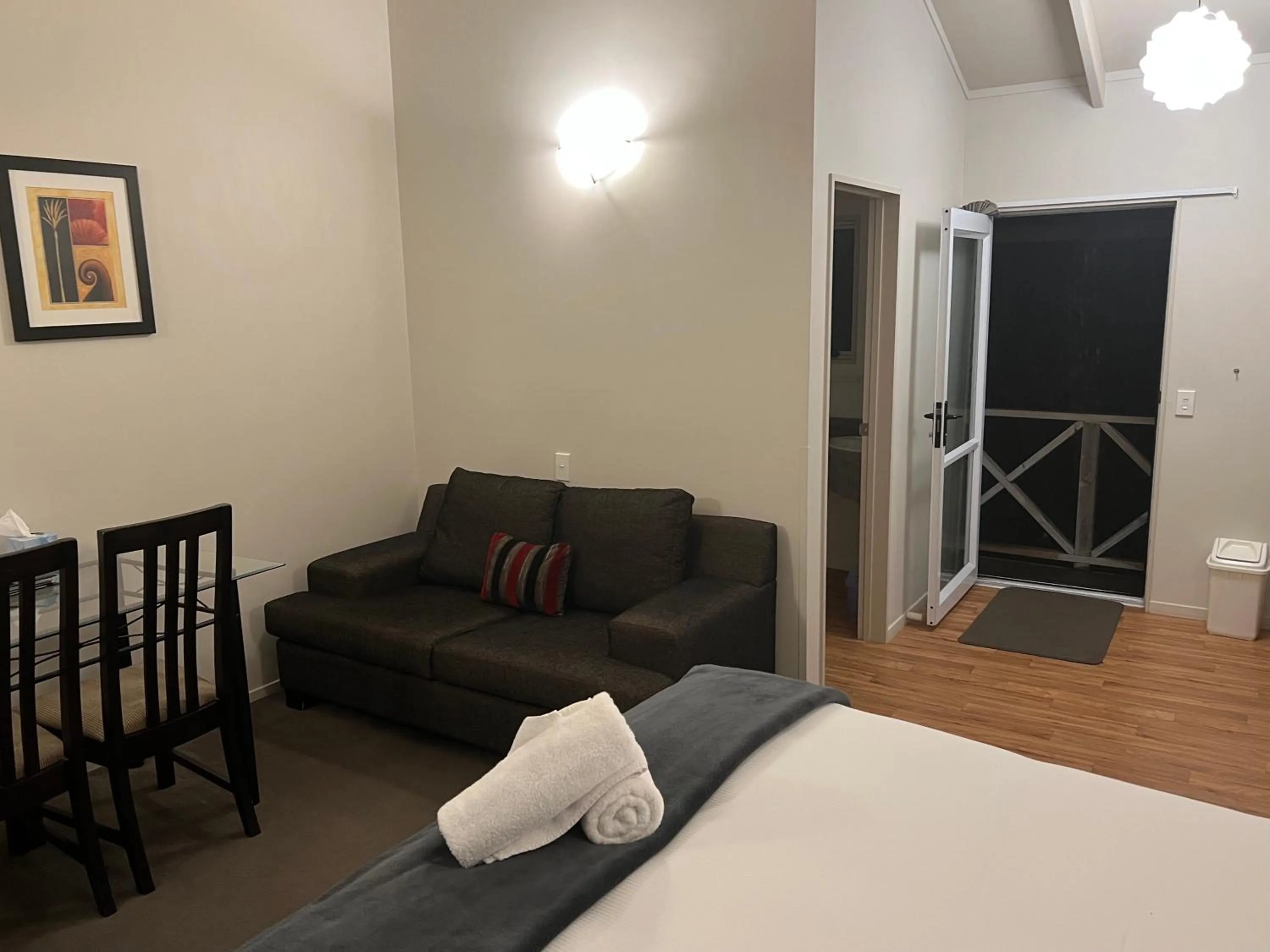 Bed in Anchor Lodge Motel