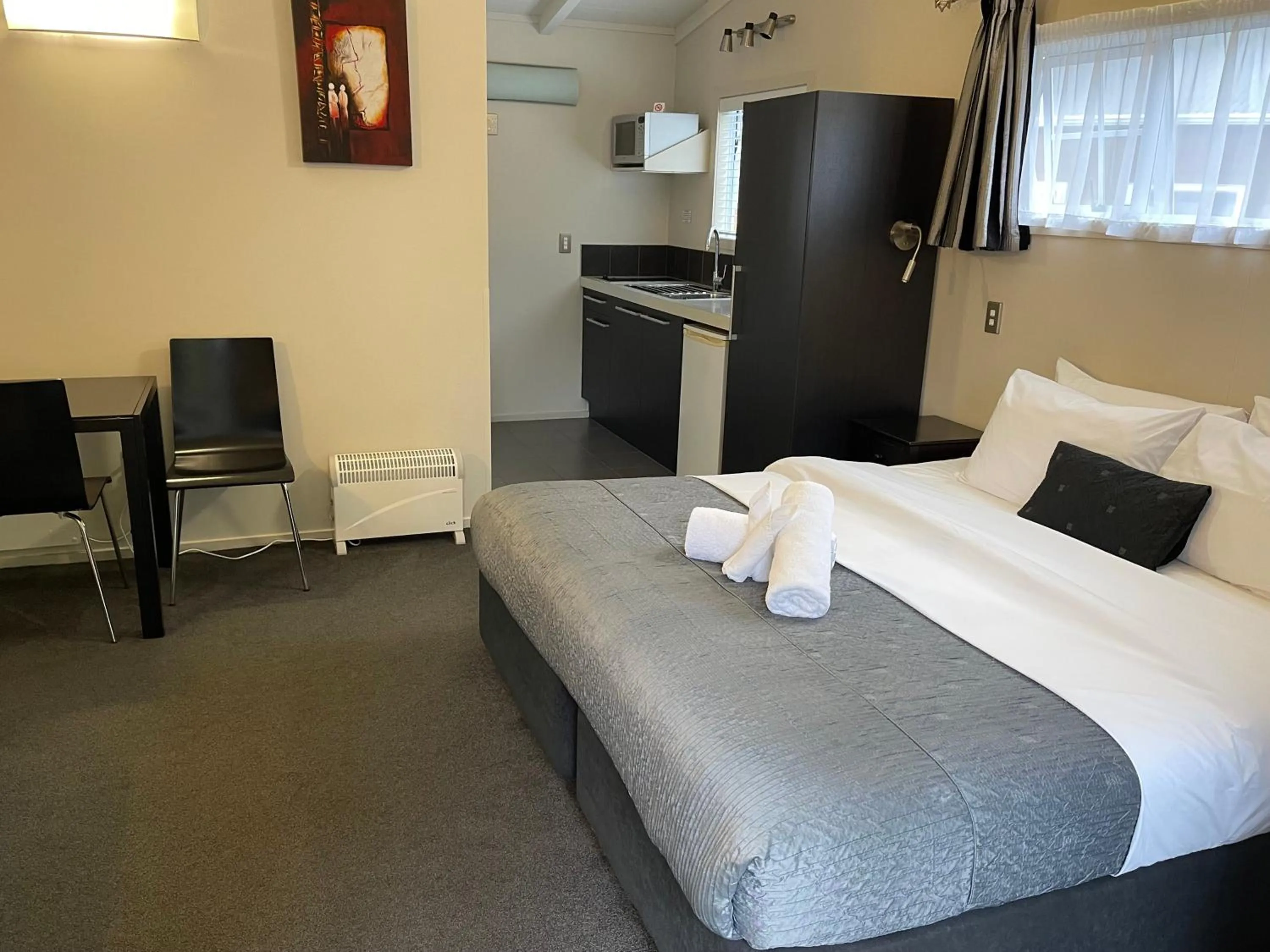 Bed in Anchor Lodge Motel