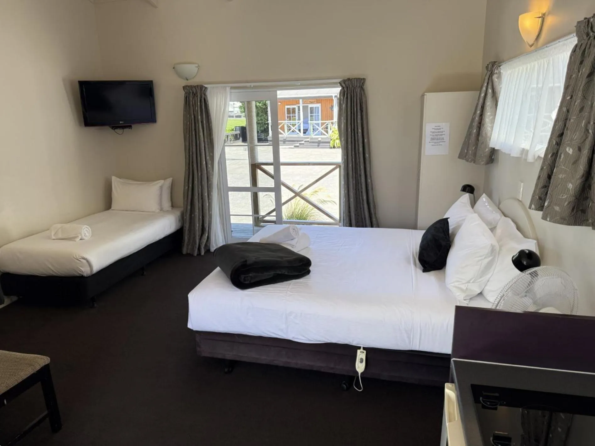 Bed in Anchor Lodge Motel