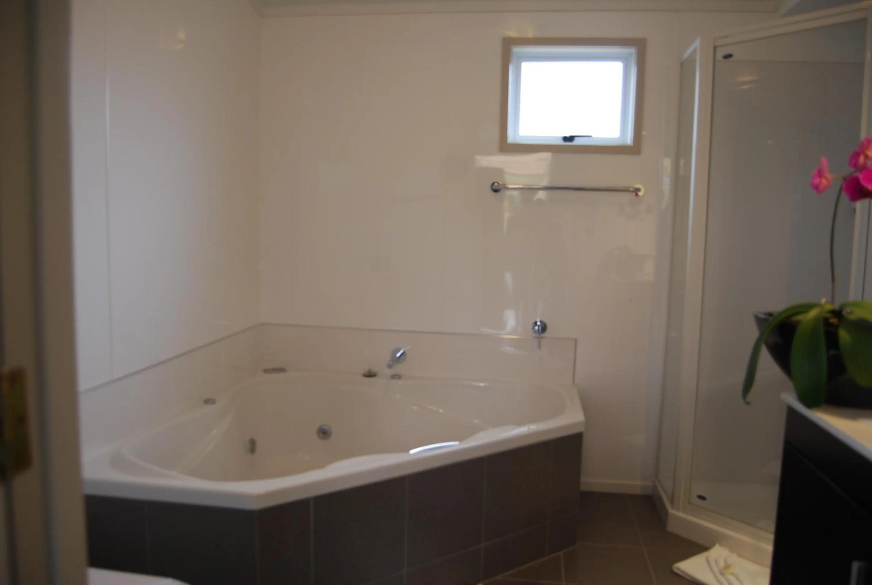 Bathroom in Anchor Lodge Motel