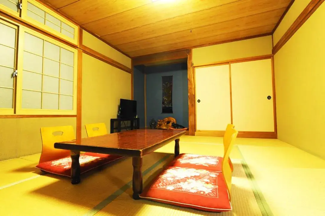 Japanese-Style Large Family Room with Shared Bathroom in Onsen Yado Misuzuso Japanese-Style Large Family Room with Shared Bathroom in Onsen Yado Misuzuso