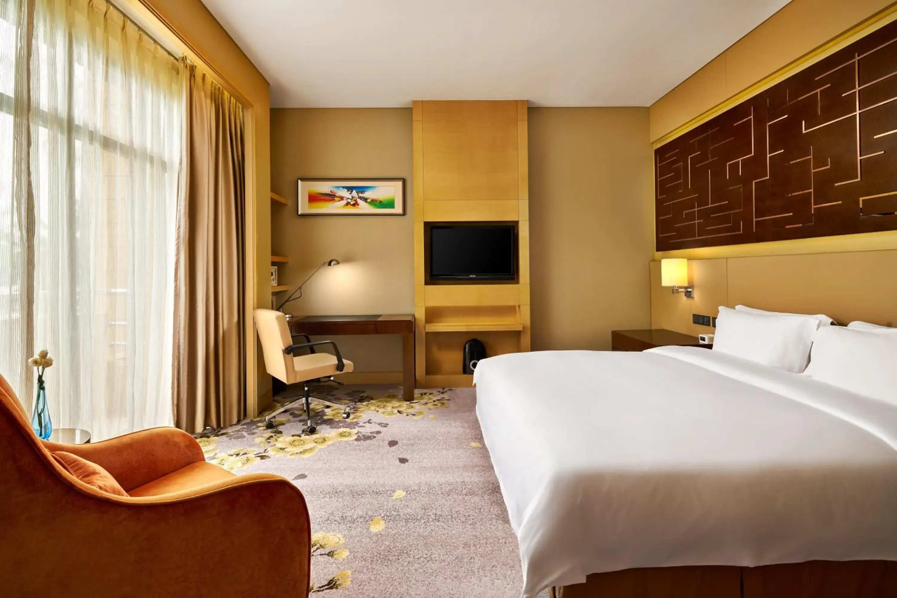 Standard King Room with Balcony in Crowne Plaza Ordos, an IHG Hotel Standard King Room with Balcony in Crowne Plaza Ordos, an IHG Hotel