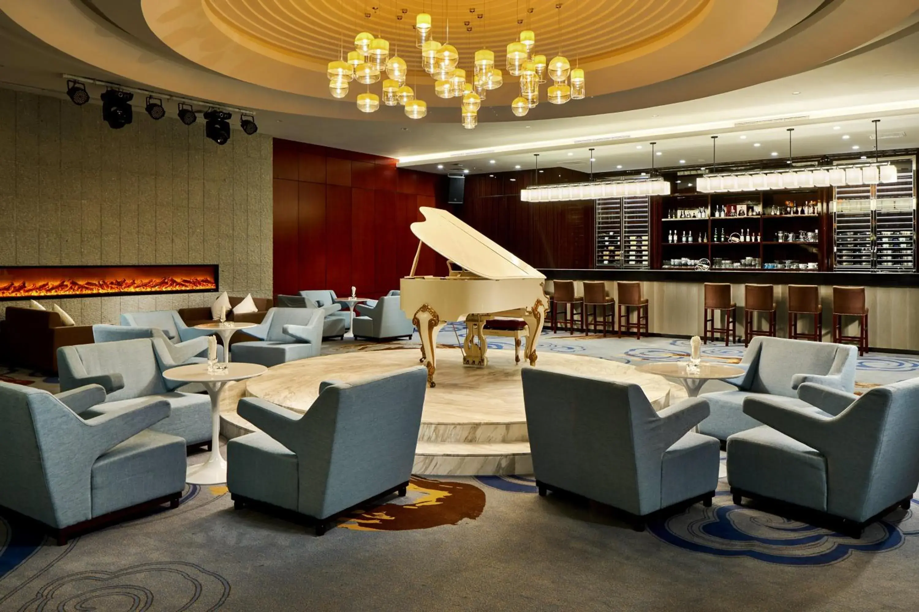 Lounge or bar in Crowne Plaza Ordos, an IHG Hotel Lounge or bar in Crowne Plaza Ordos, an IHG Hotel
