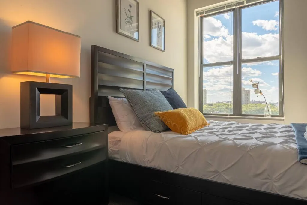 Bed in McCormick Place Luxurious and Spacious 3BR in Downtown Chicago with Optional Parking Sleeps 10 guests