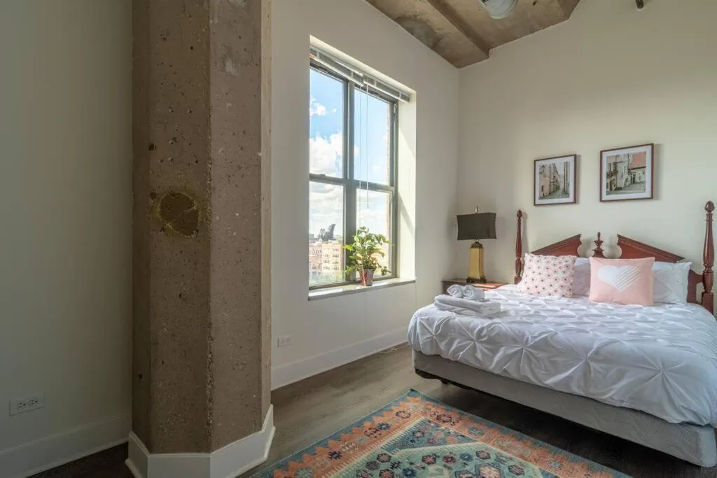 Bed in McCormick Place Luxurious and Spacious 3BR in Downtown Chicago with Optional Parking Sleeps 10 guests