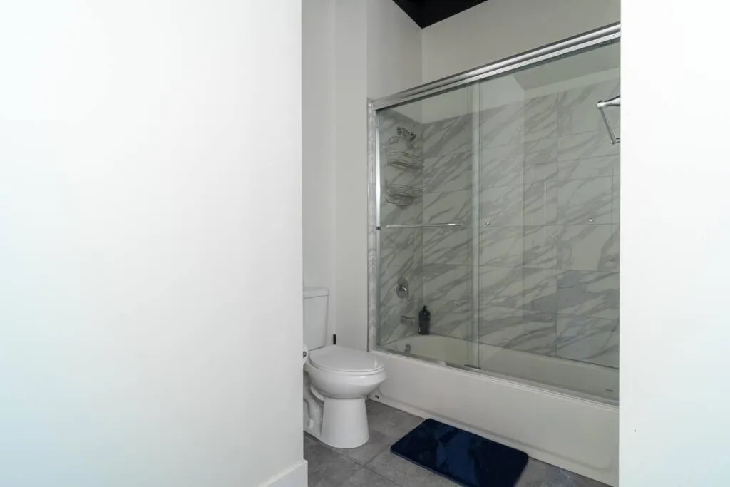 McCormick Place Luxurious and Spacious 3BR in Downtown Chicago with Optional Parking Sleeps 10 guests