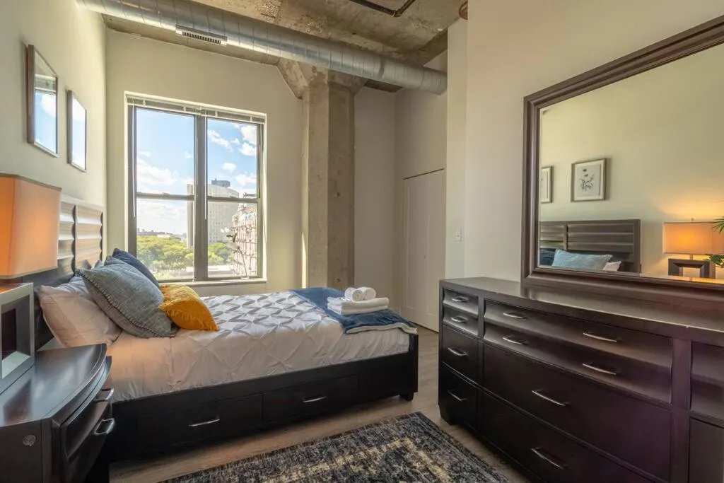 Bed in McCormick Place Luxurious and Spacious 3BR in Downtown Chicago with Optional Parking Sleeps 10 guests