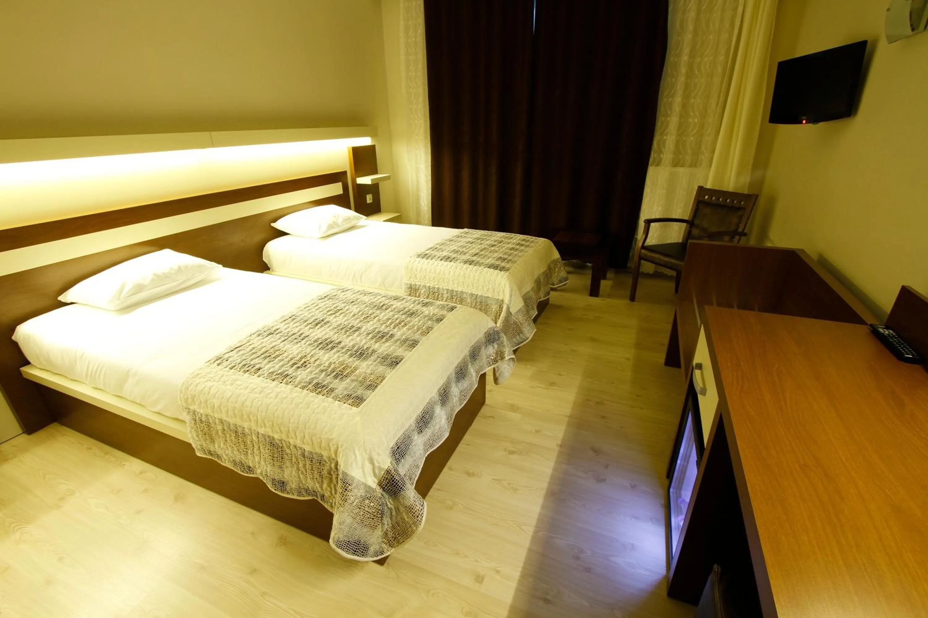 Photo of the whole room, Bed in Royal Bilgic Hotel