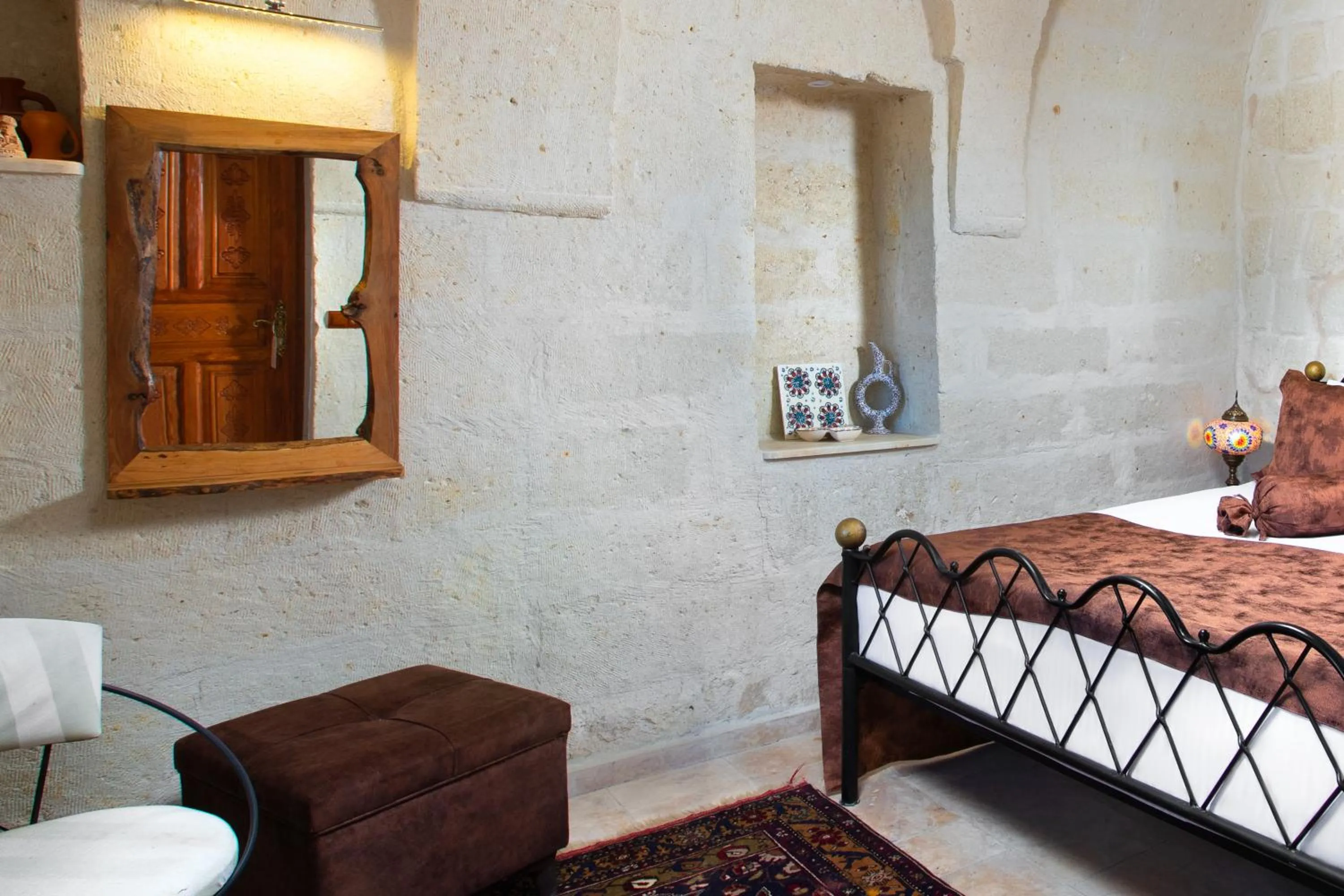 Photo of the whole room, Bed in Romantic Cave Hotel