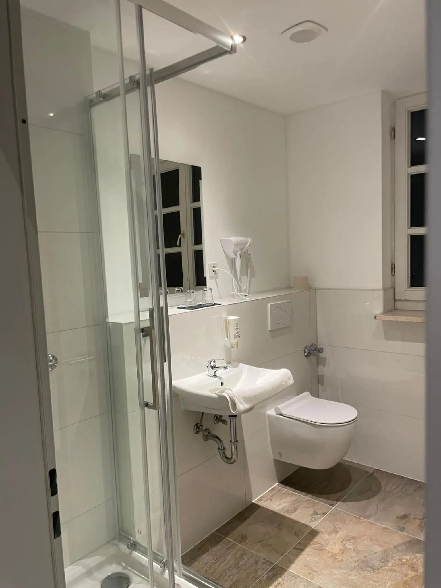 Shower in Vintage Hotel Köln Pulheim - Kostenlose Parkplätze