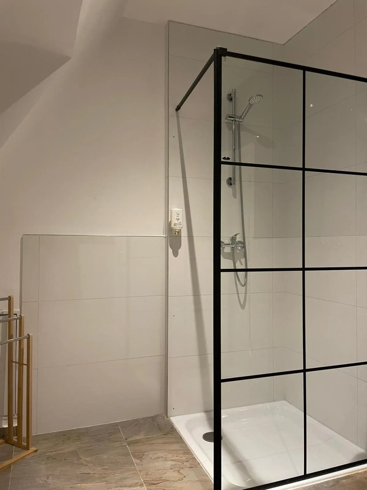 Shower in Vintage Hotel Köln Pulheim - Kostenlose Parkplätze