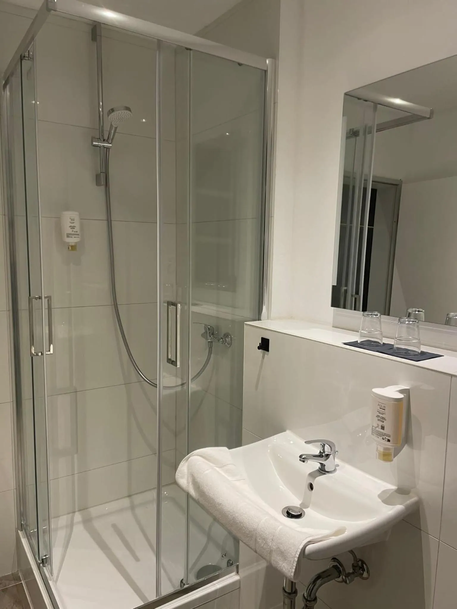 Shower in Vintage Hotel Köln Pulheim - Kostenlose Parkplätze