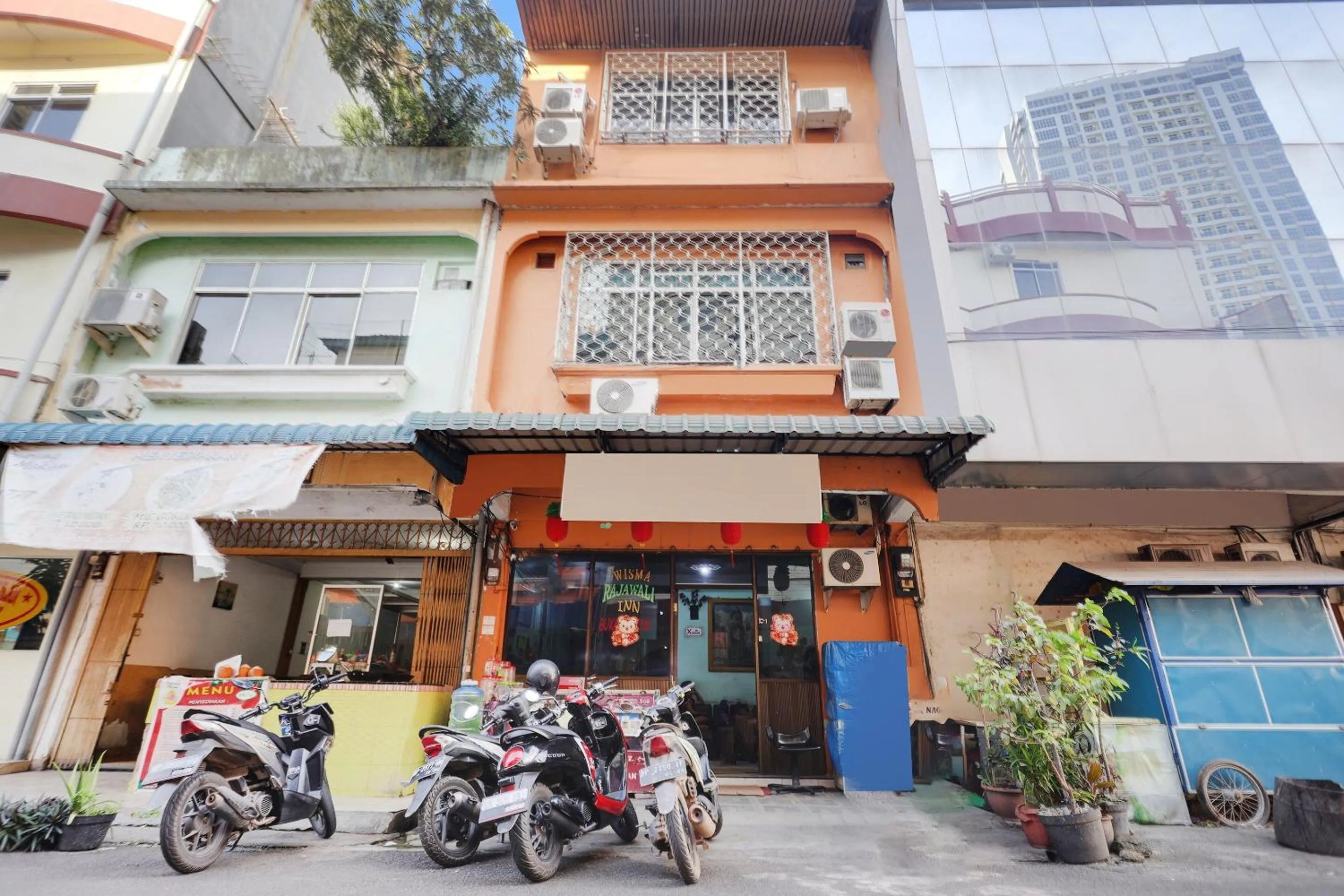 Facade/entrance in Hotel O Rajawali Inn