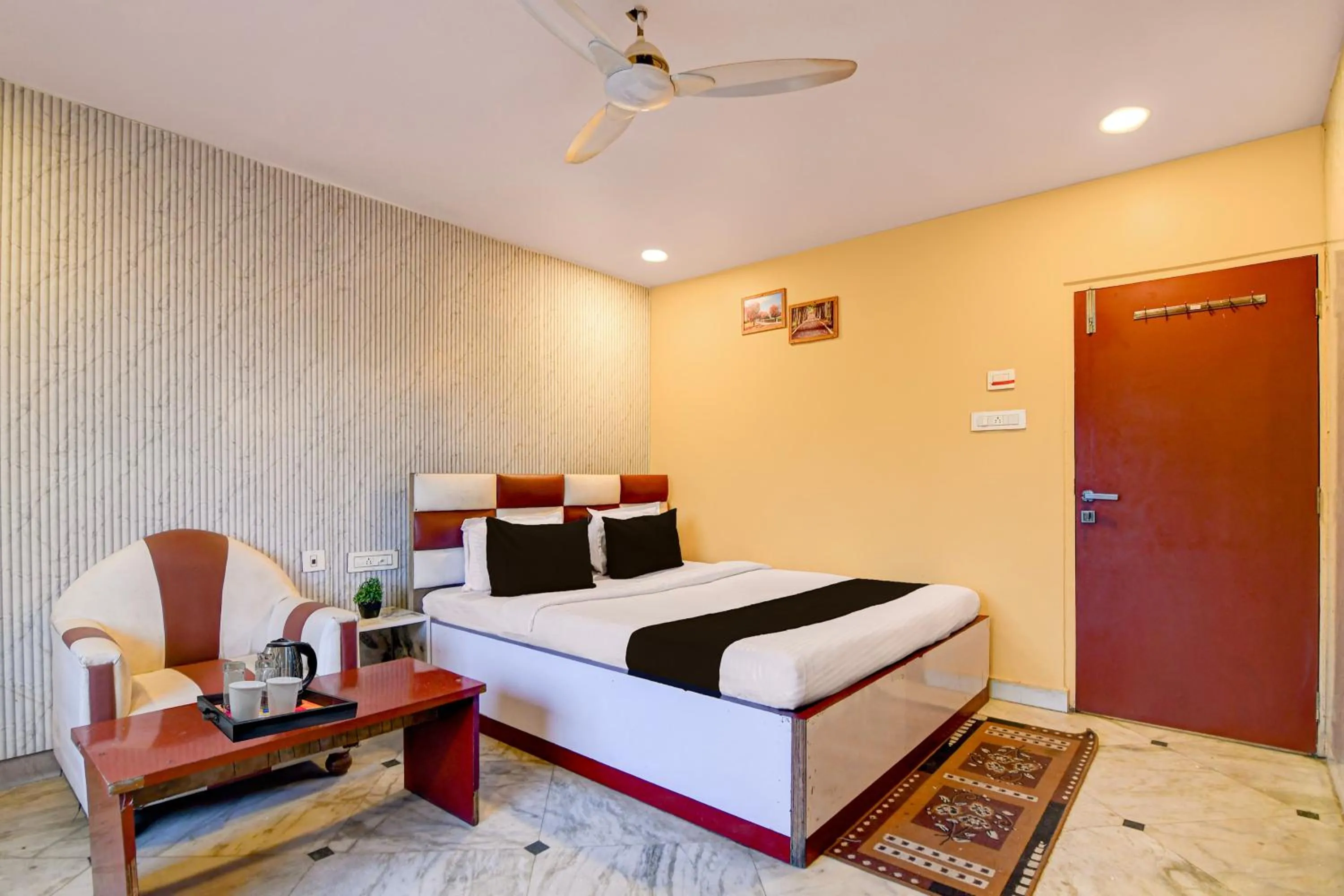 Bedroom, Bed in Super Collection O NSCB Airport Kolkata Formerly Red Stone