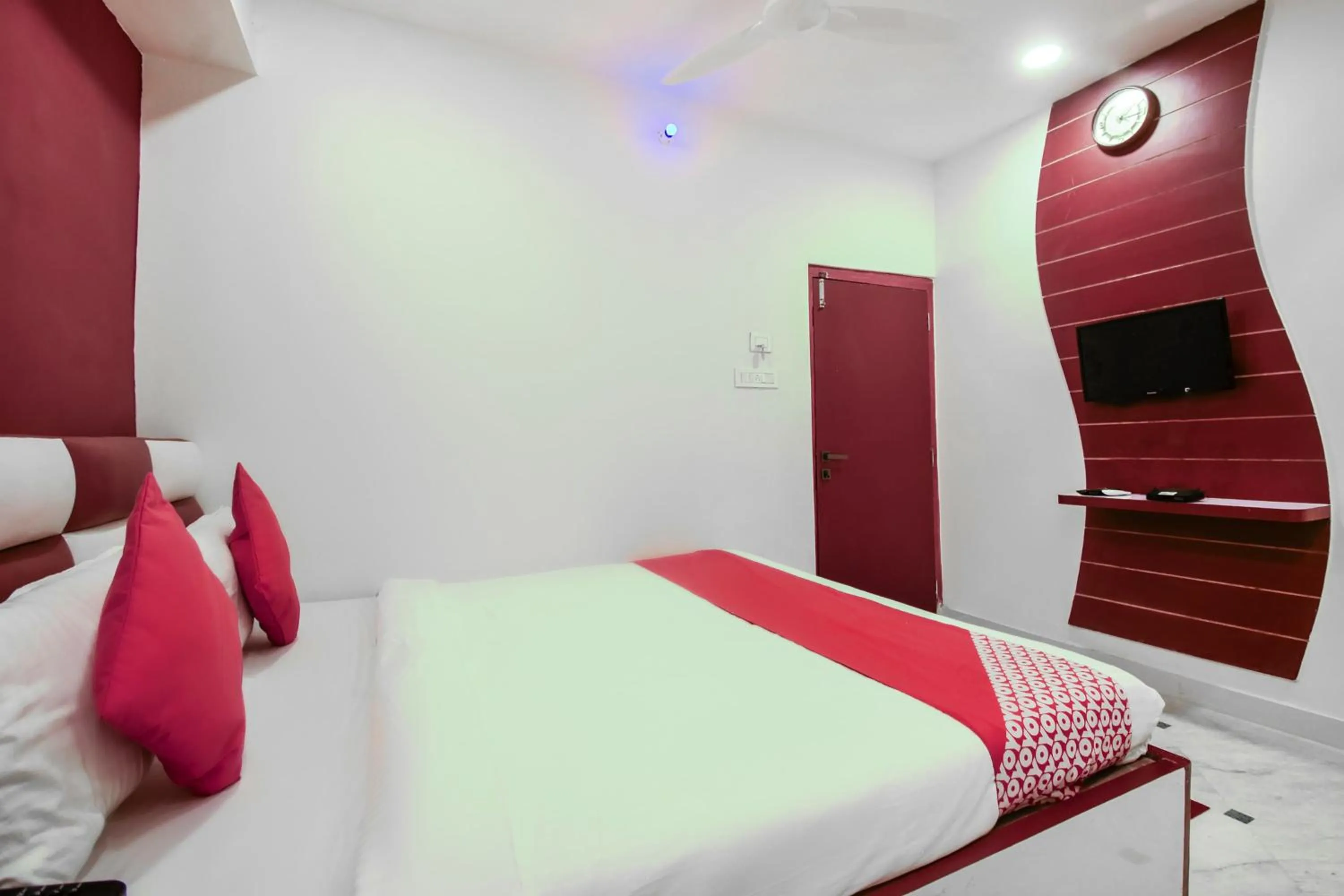Bedroom, Bed in Super Hotel O Red Stone Near Netaji Subhash Chandra Bose International Airport
