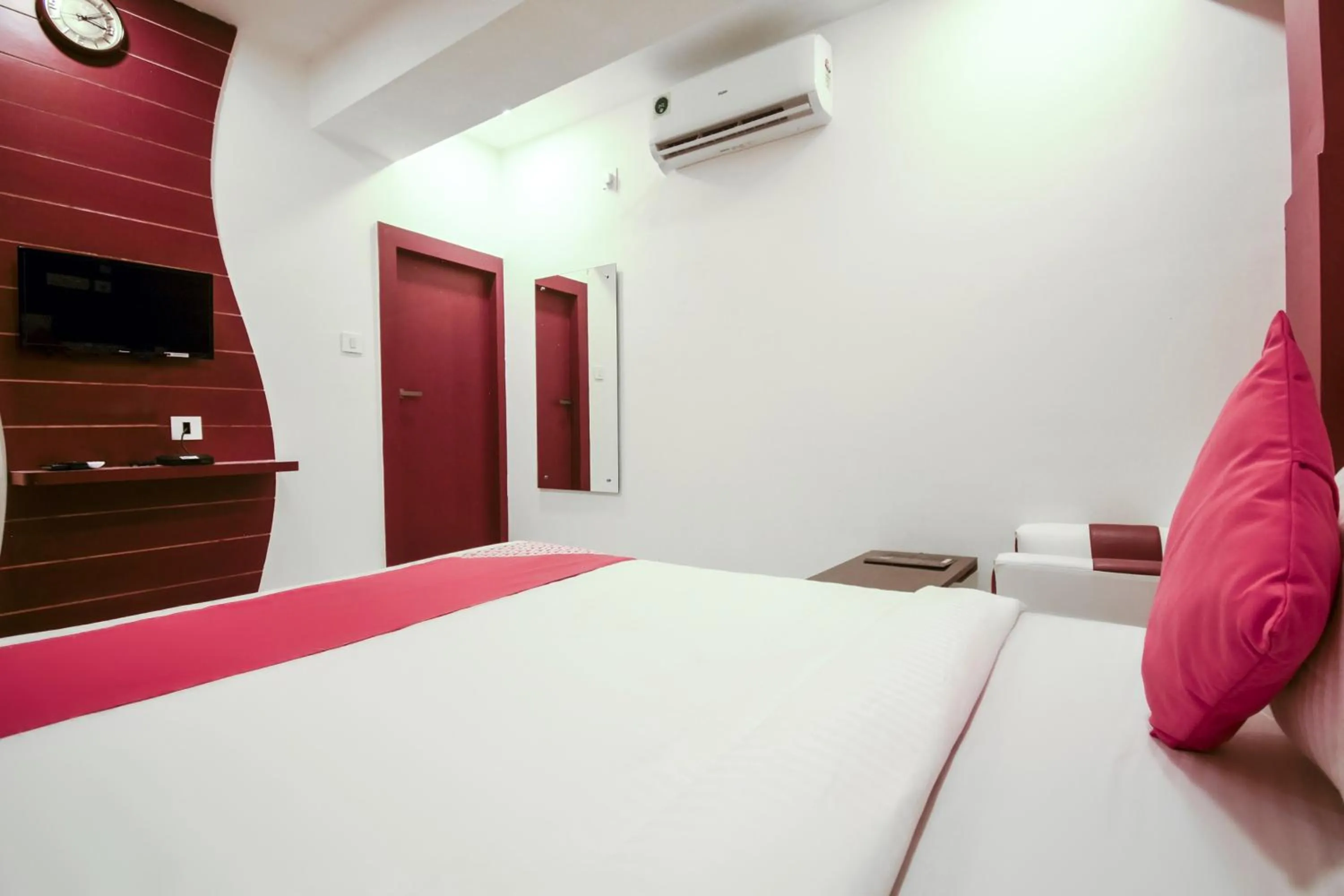 Bedroom, Bed in Super Hotel O Red Stone Near Netaji Subhash Chandra Bose International Airport