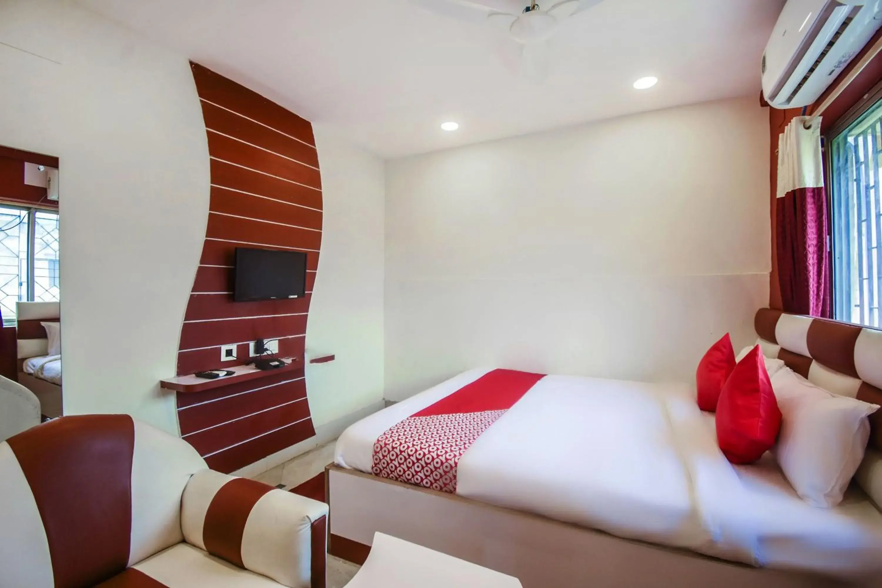 Bedroom, Bed in Super Hotel O Red Stone Near Netaji Subhash Chandra Bose International Airport Bedroom, Bed in Super Hotel O Red Stone Near Netaji Subhash Chandra Bose International Airport