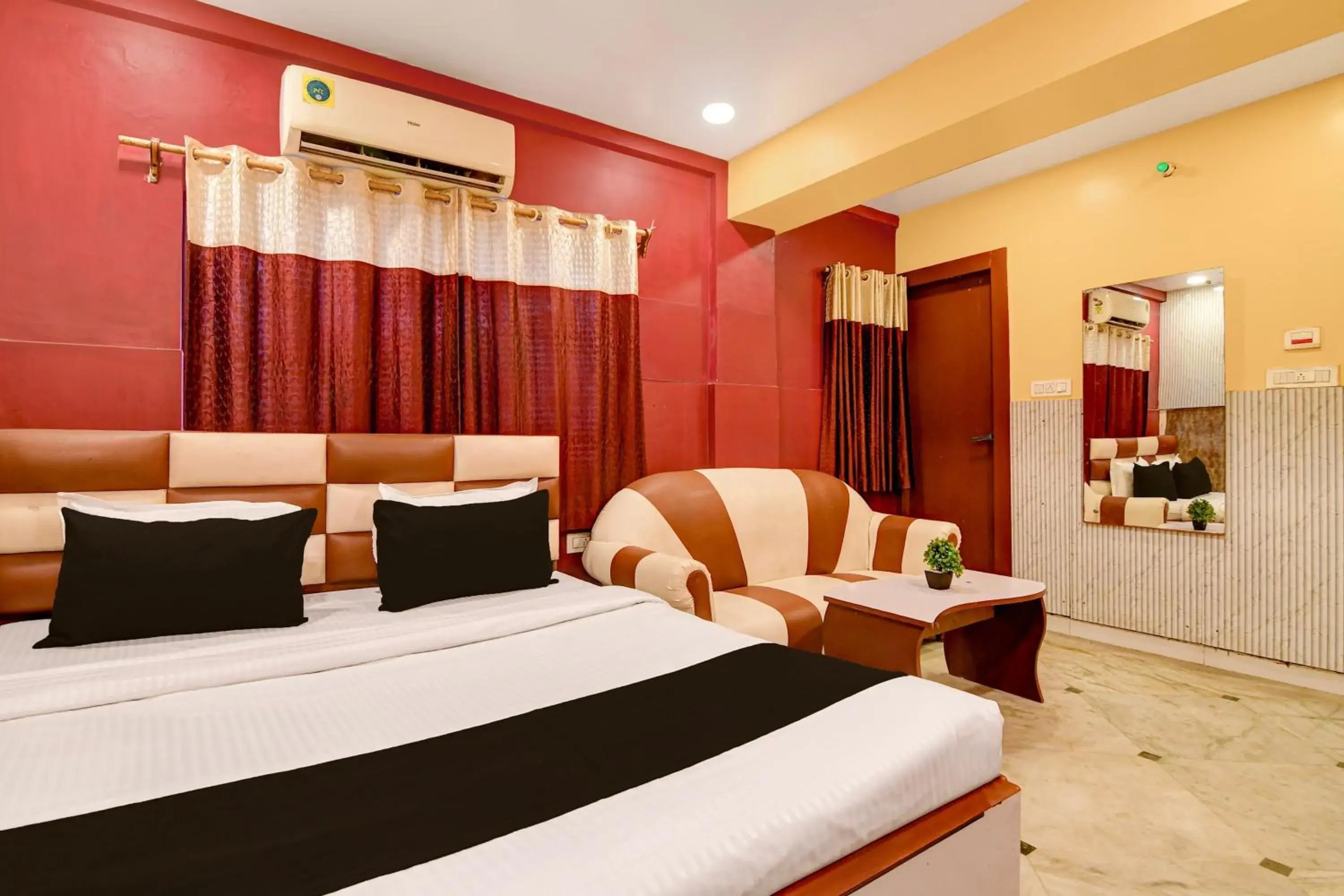 Bedroom, Bed in Super Collection O NSCB Airport Kolkata Formerly Red Stone Bedroom, Bed in Super Collection O NSCB Airport Kolkata Formerly Red Stone
