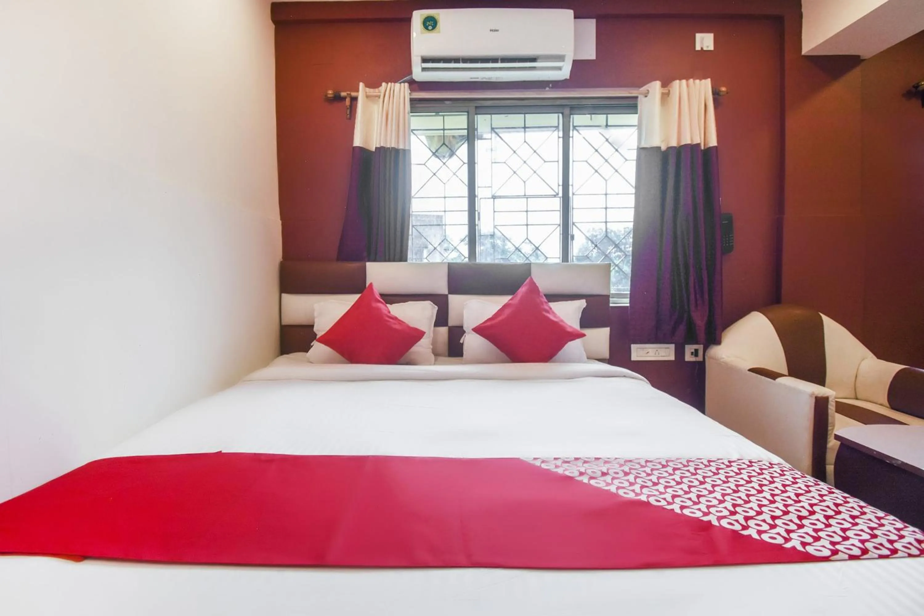Bedroom, Bed in Super Hotel O Red Stone Near Netaji Subhash Chandra Bose International Airport