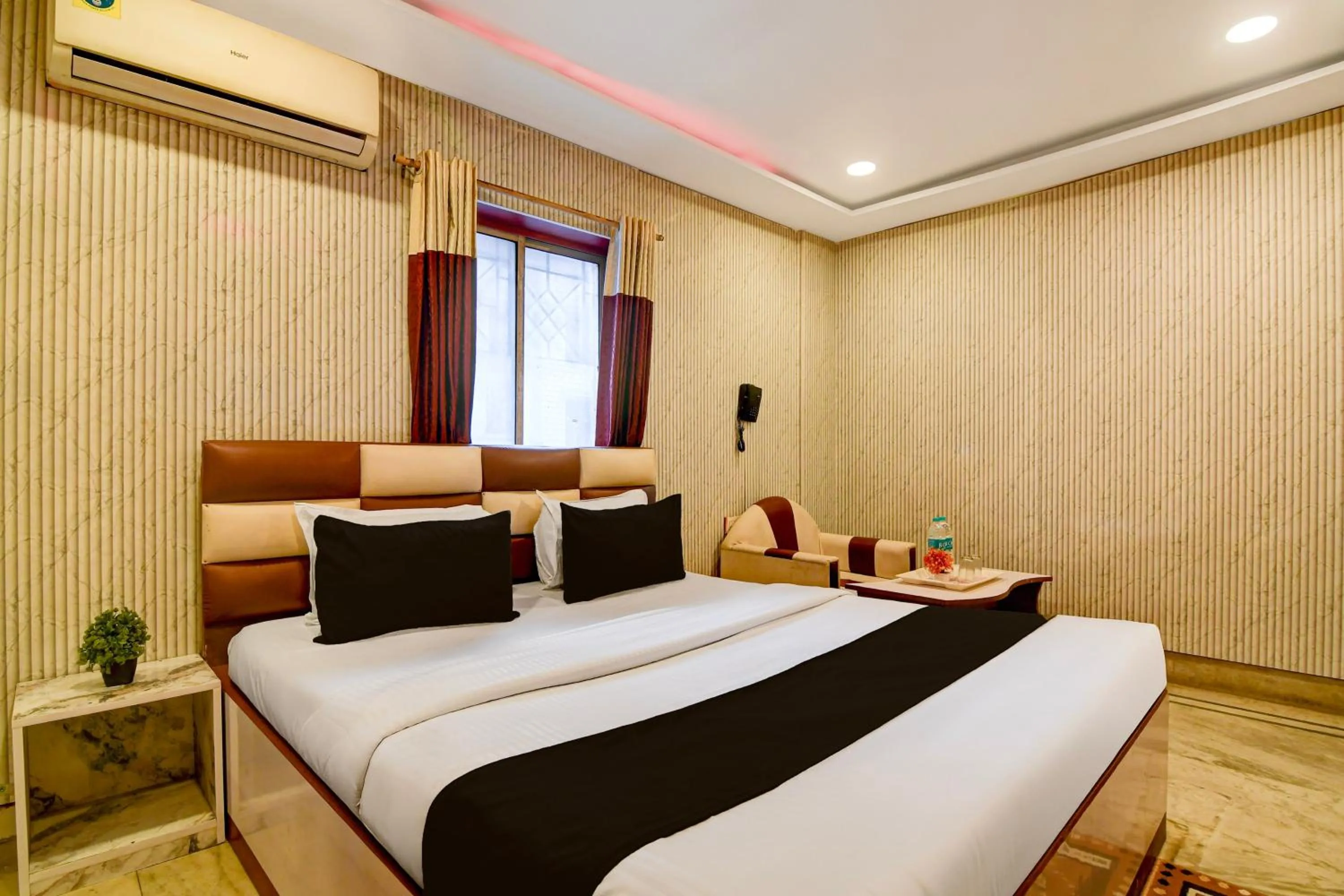 Bedroom, Bed in Super Collection O NSCB Airport Kolkata Formerly Red Stone