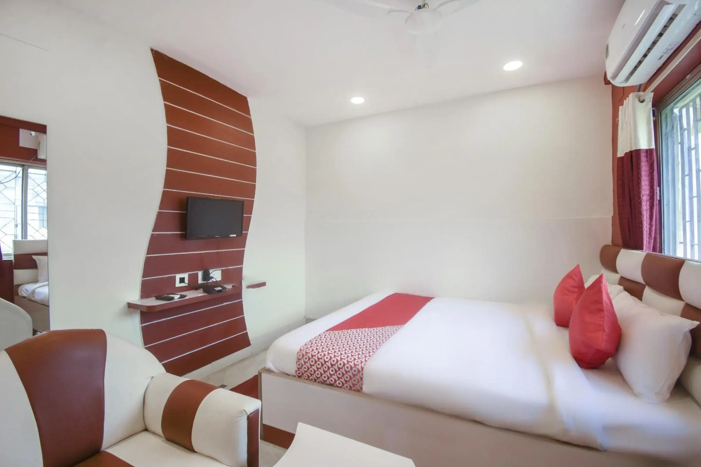 Bedroom, Bed in Super Hotel O Red Stone Near Netaji Subhash Chandra Bose International Airport Bedroom, Bed in Super Hotel O Red Stone Near Netaji Subhash Chandra Bose International Airport