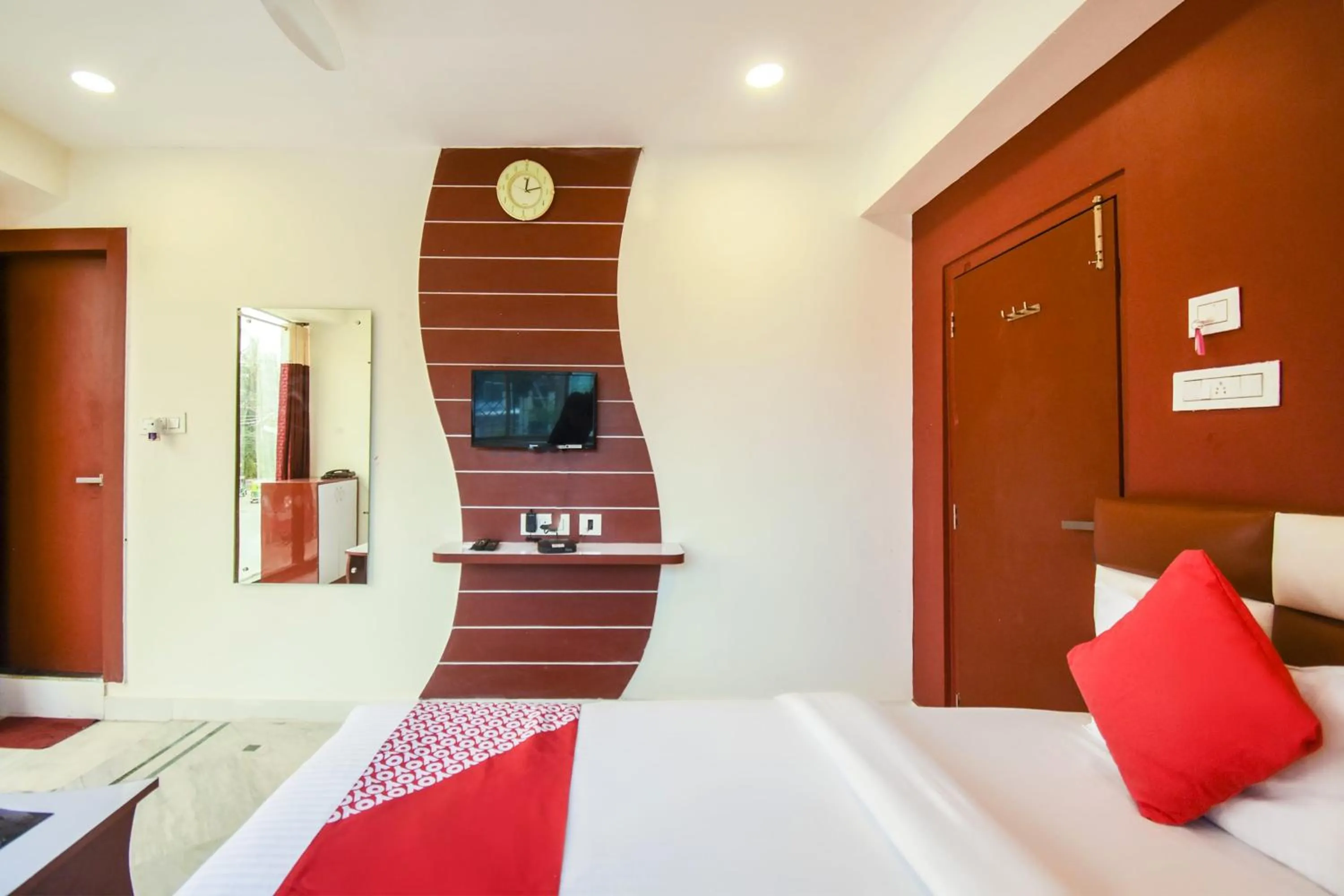 Bedroom, Bed in Super Hotel O Red Stone Near Netaji Subhash Chandra Bose International Airport