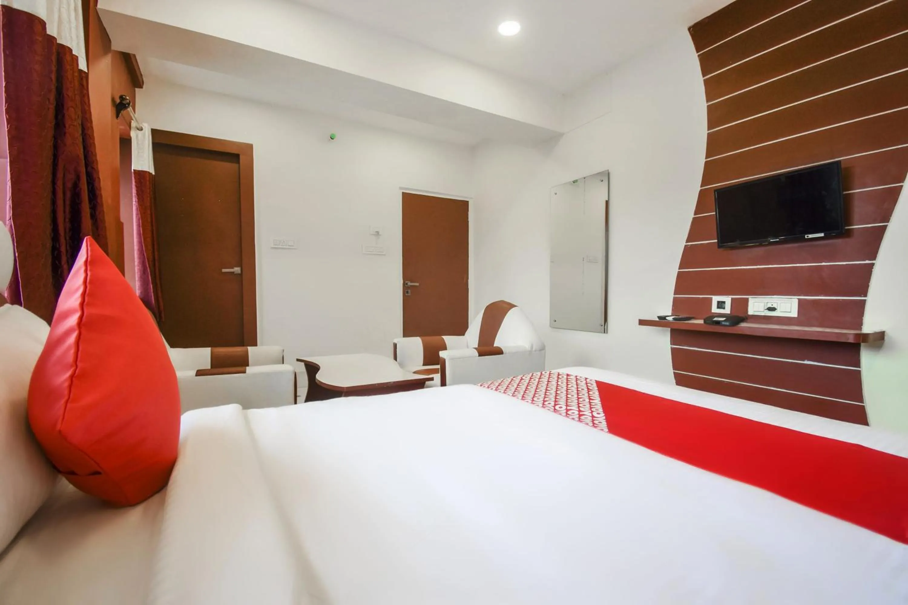Bathroom, Bed in Super Hotel O Red Stone Near Netaji Subhash Chandra Bose International Airport
