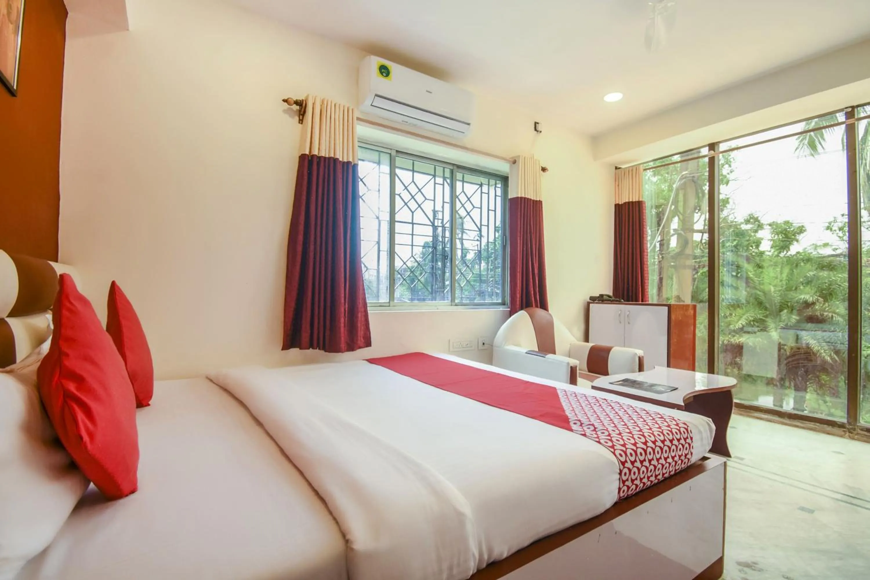 Bedroom, Bed in Super Hotel O Red Stone Near Netaji Subhash Chandra Bose International Airport