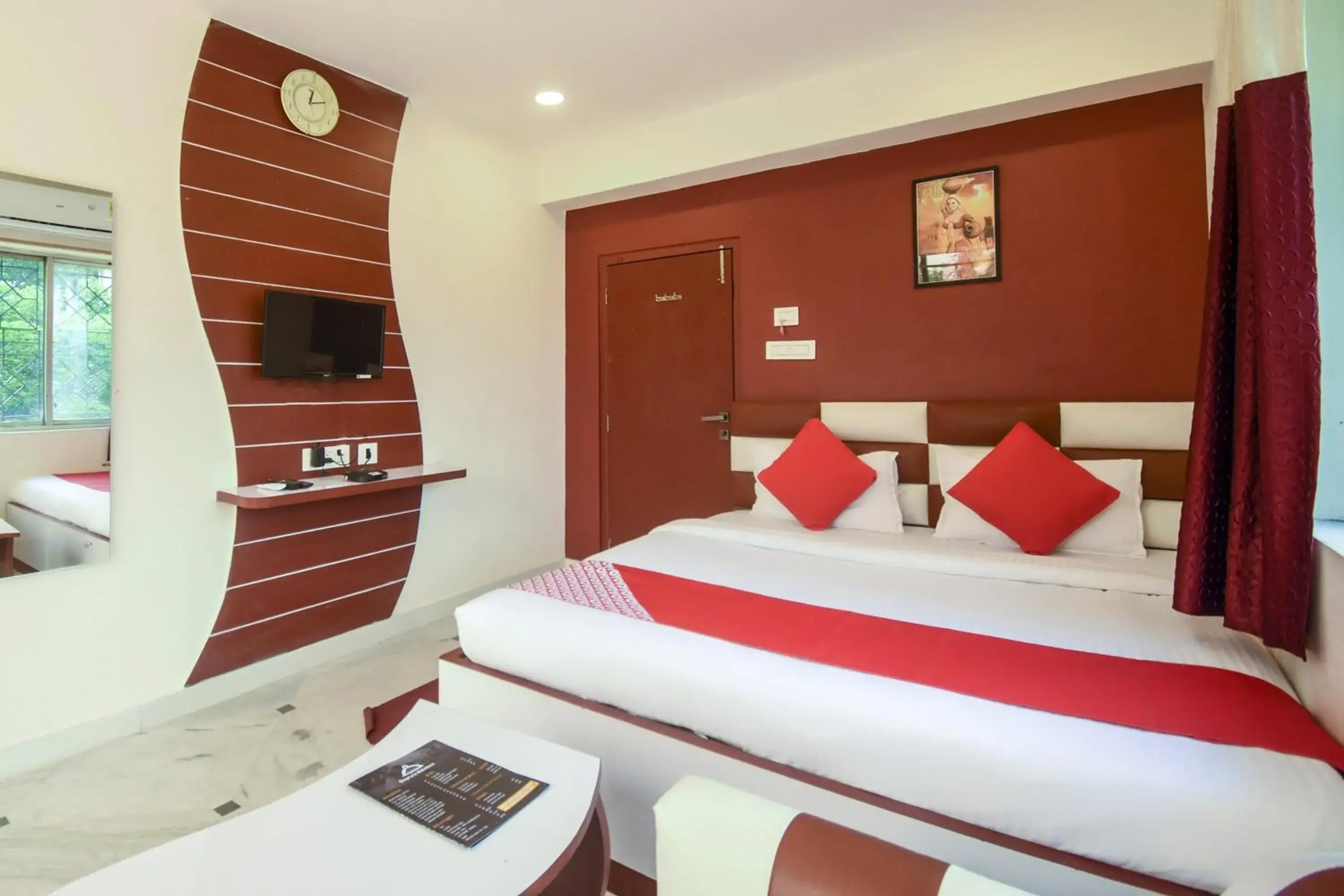 Bedroom, Bed in Super Hotel O Red Stone Near Netaji Subhash Chandra Bose International Airport Bedroom, Bed in Super Hotel O Red Stone Near Netaji Subhash Chandra Bose International Airport