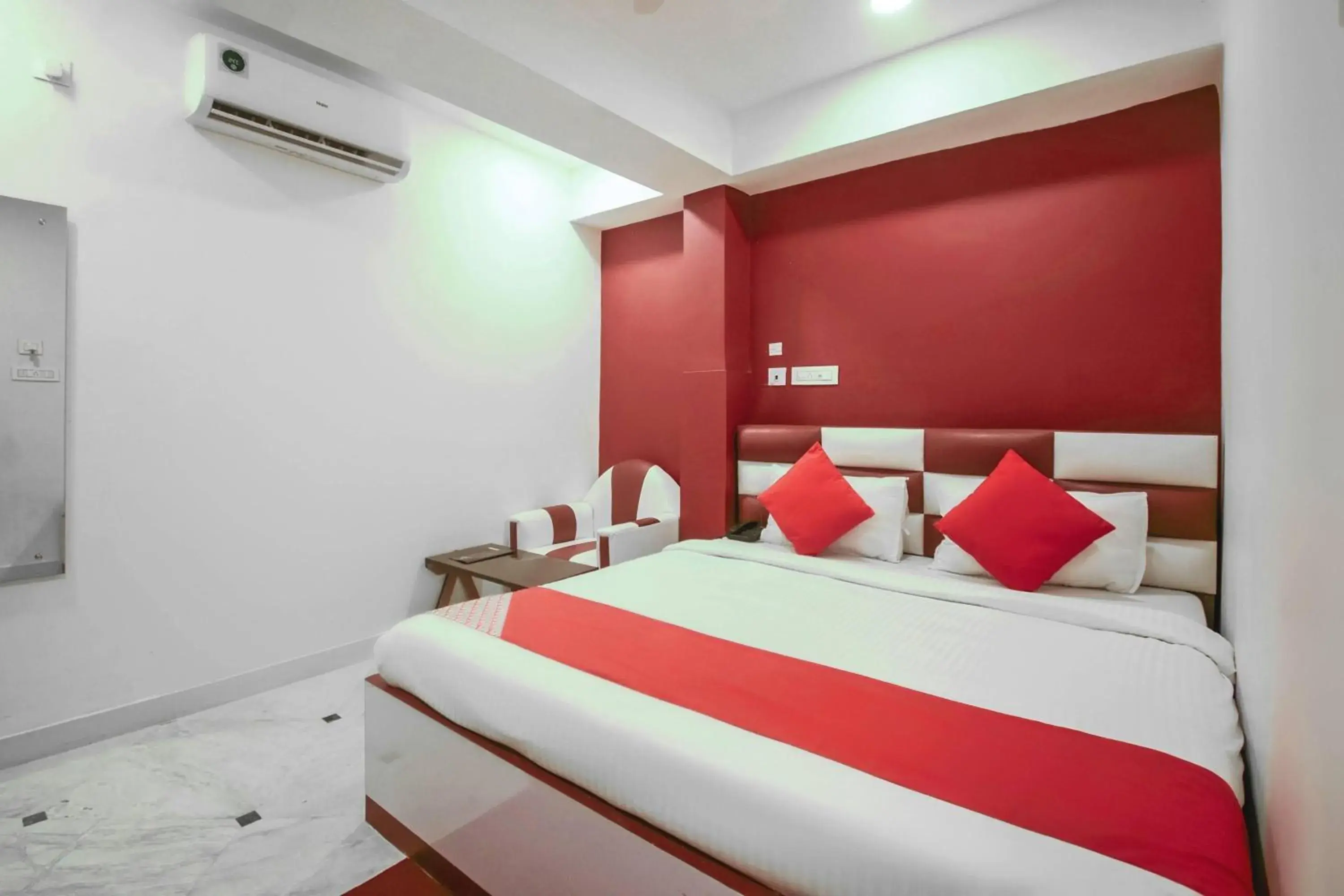 Bedroom, Bed in Super Hotel O Red Stone Near Netaji Subhash Chandra Bose International Airport Bedroom, Bed in Super Hotel O Red Stone Near Netaji Subhash Chandra Bose International Airport