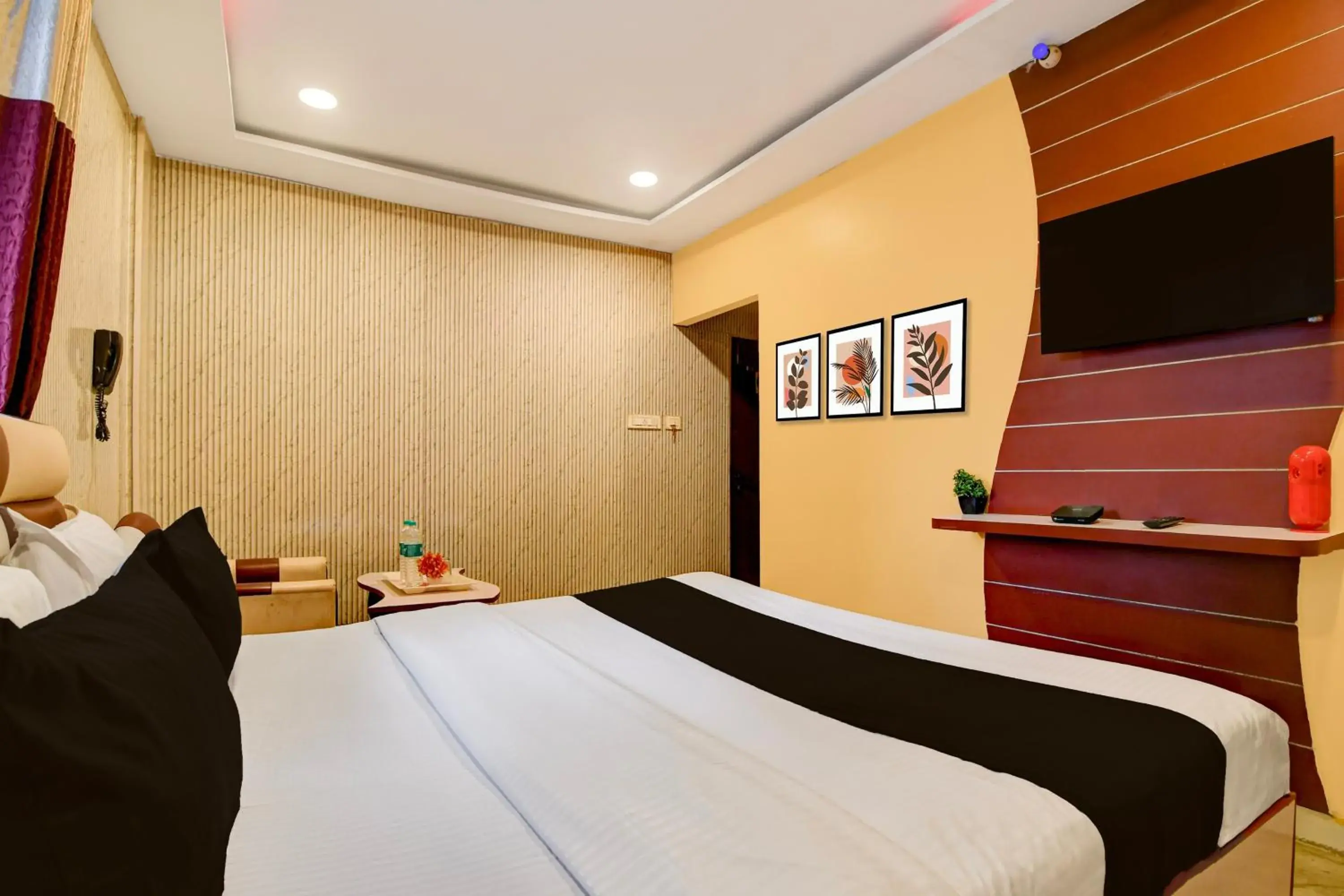 Bedroom, Bed in Super Collection O NSCB Airport Kolkata Formerly Red Stone Bedroom, Bed in Super Collection O NSCB Airport Kolkata Formerly Red Stone