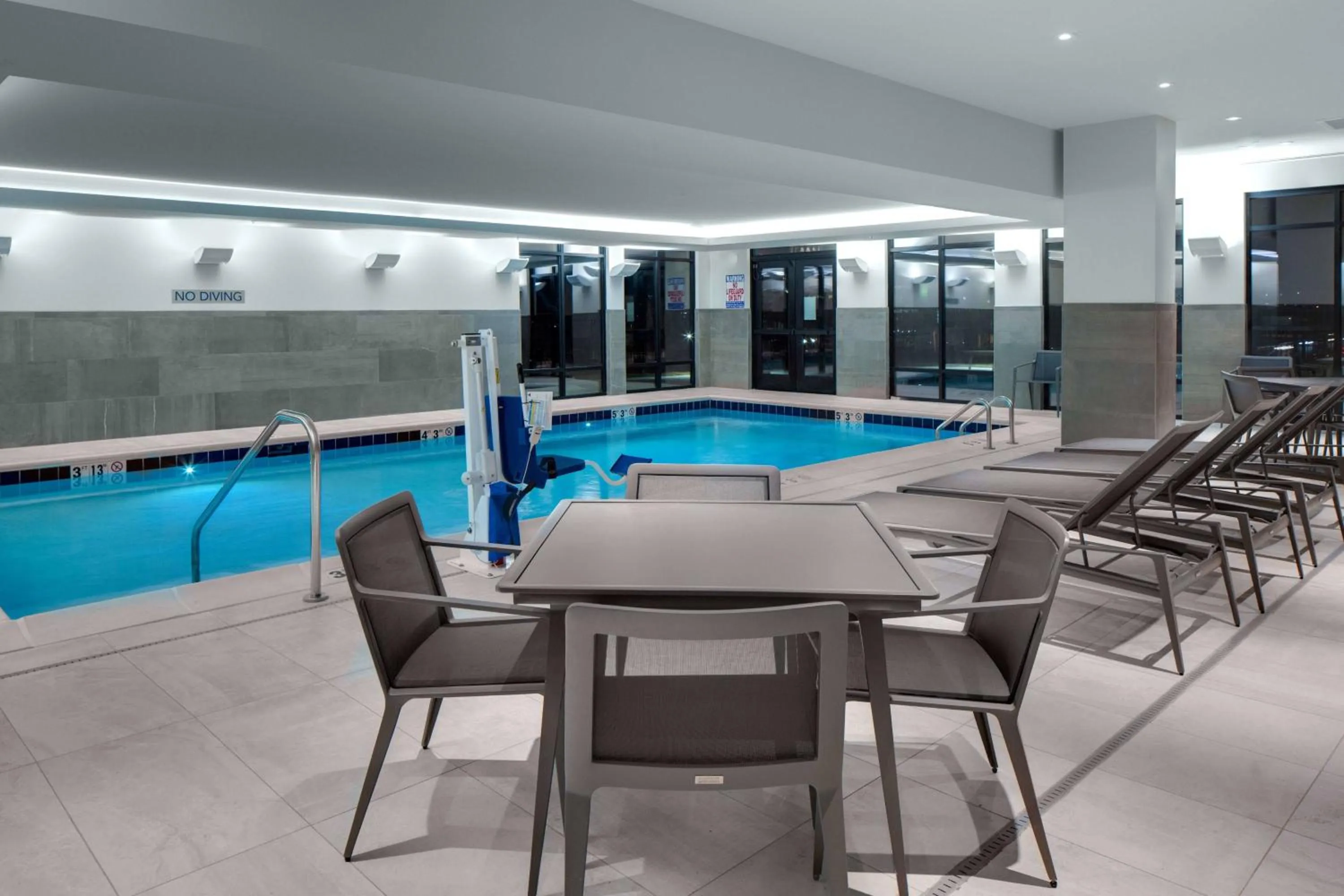 Swimming pool in Courtyard by Marriott Jefferson City