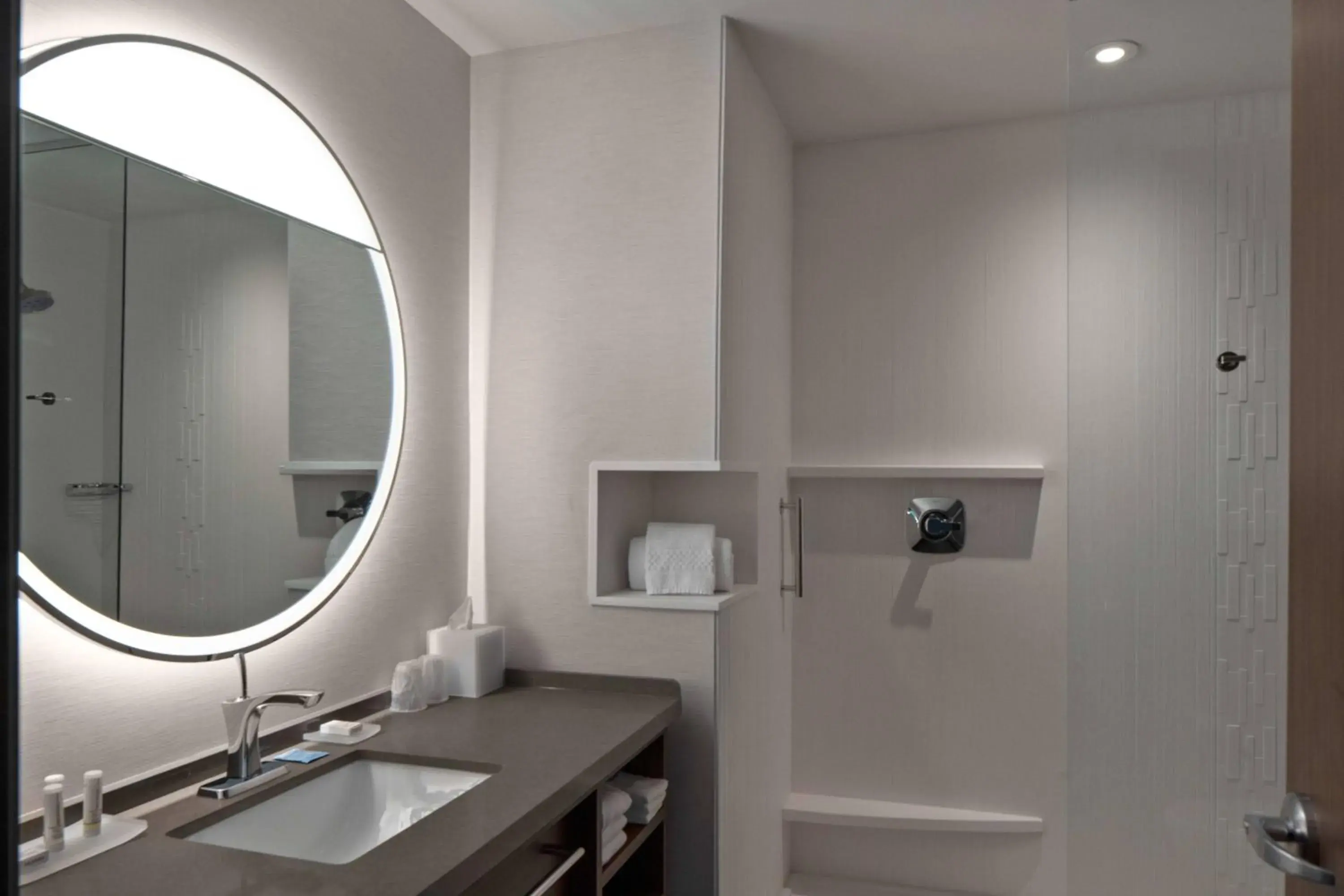 King Guest Room with City View in Courtyard by Marriott Jefferson City King Guest Room with City View in Courtyard by Marriott Jefferson City