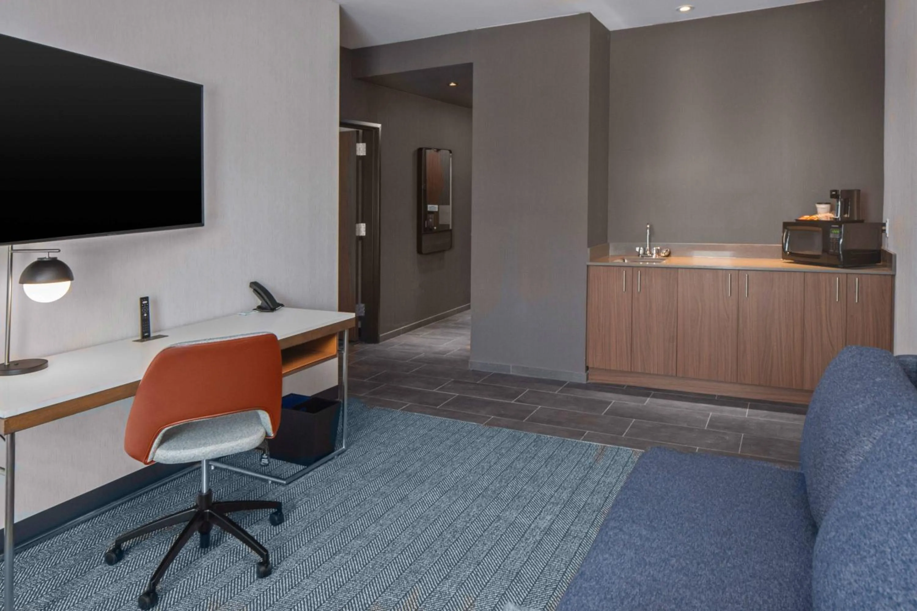 Living room in Courtyard by Marriott Jefferson City