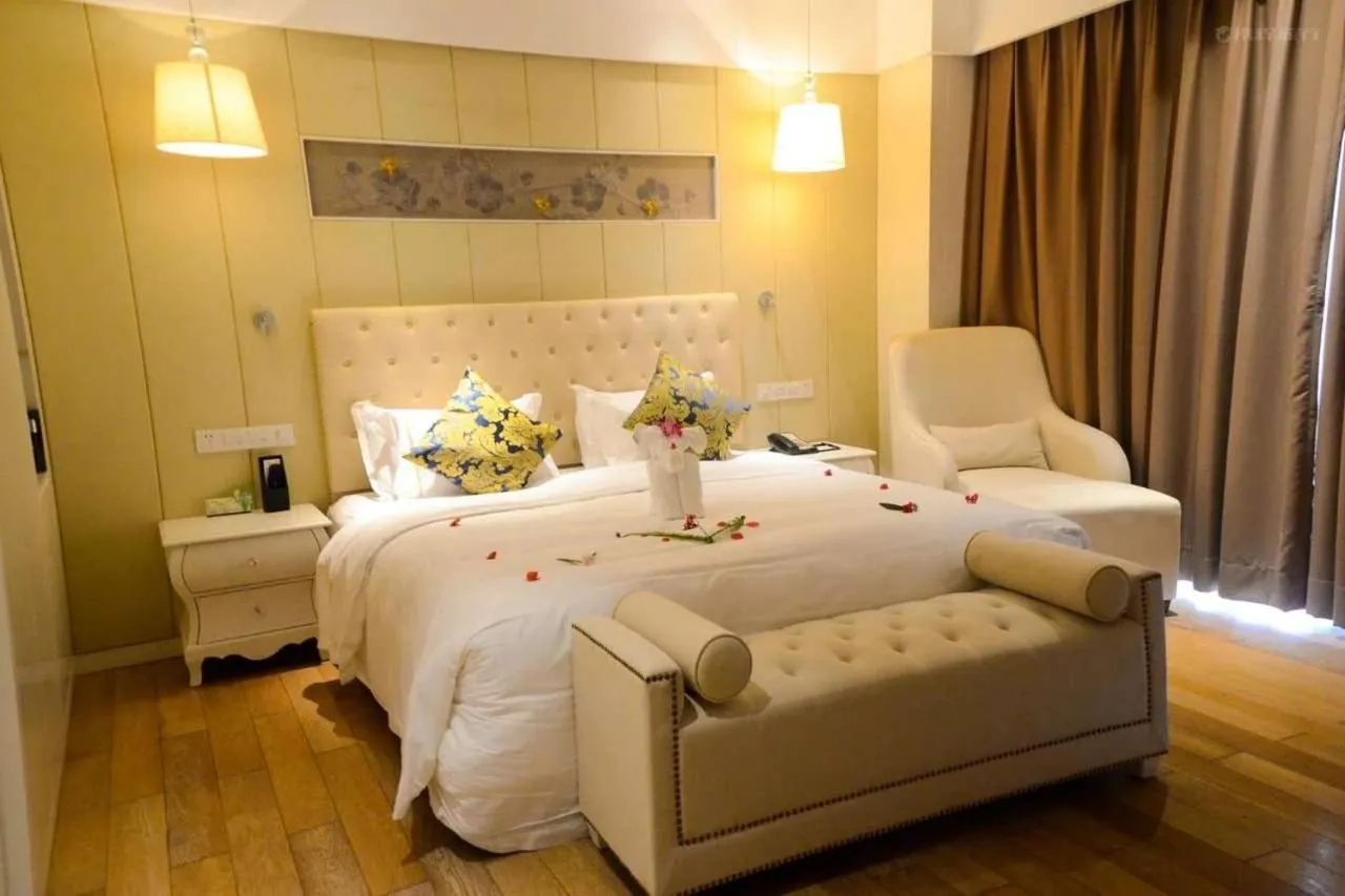 Bed in Wyndham Garden Lingshui