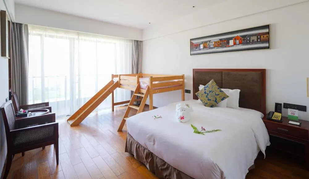 Photo of the whole room, Bed in Wyndham Garden Lingshui