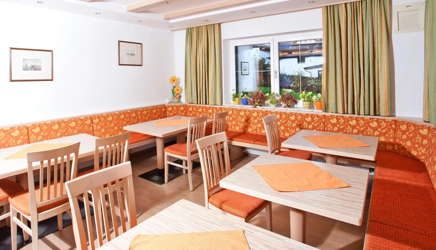 Communal lounge/ TV room in Gästehaus Roland