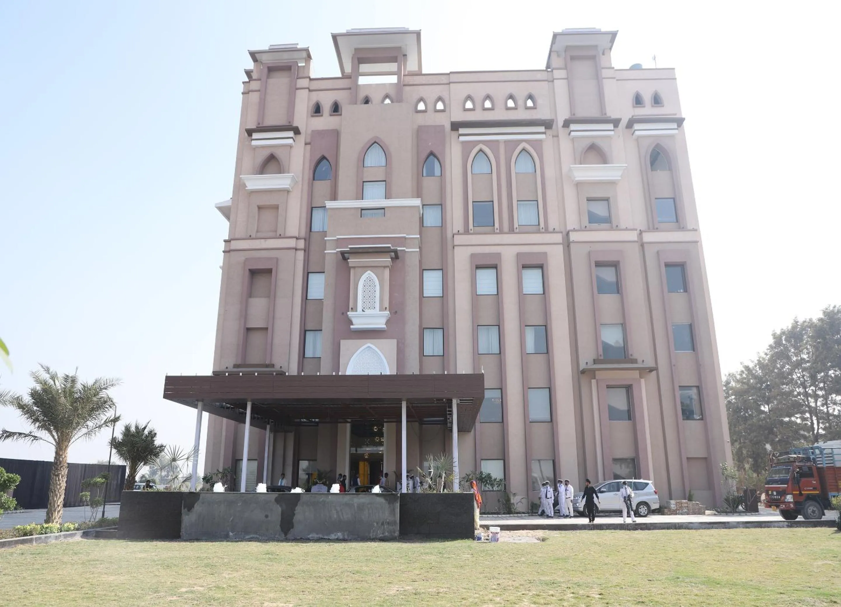 Facade/entrance in Geeta Sarovar Portico, Panipat