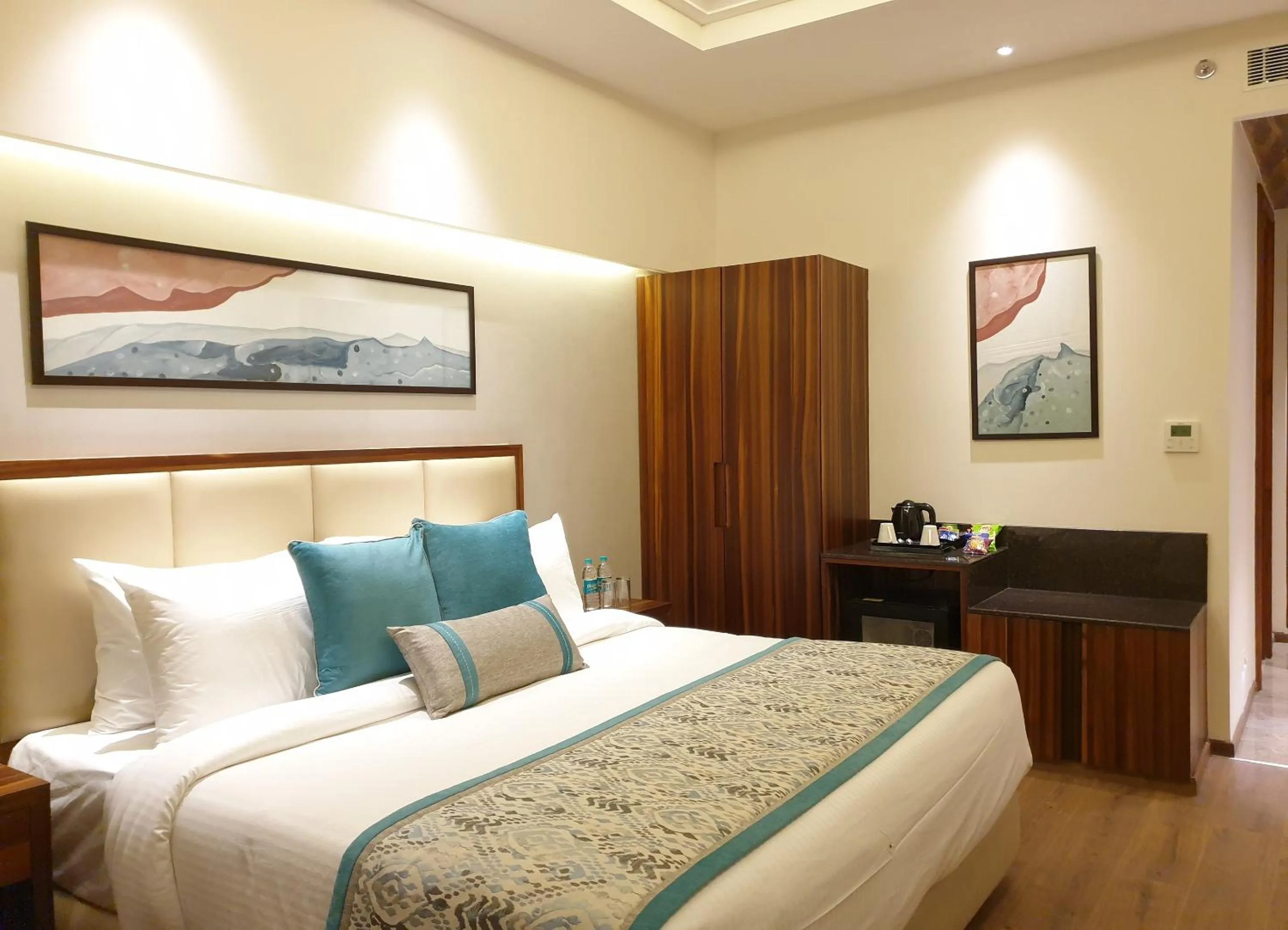 Bedroom, Bed in Geeta Sarovar Portico, Panipat
