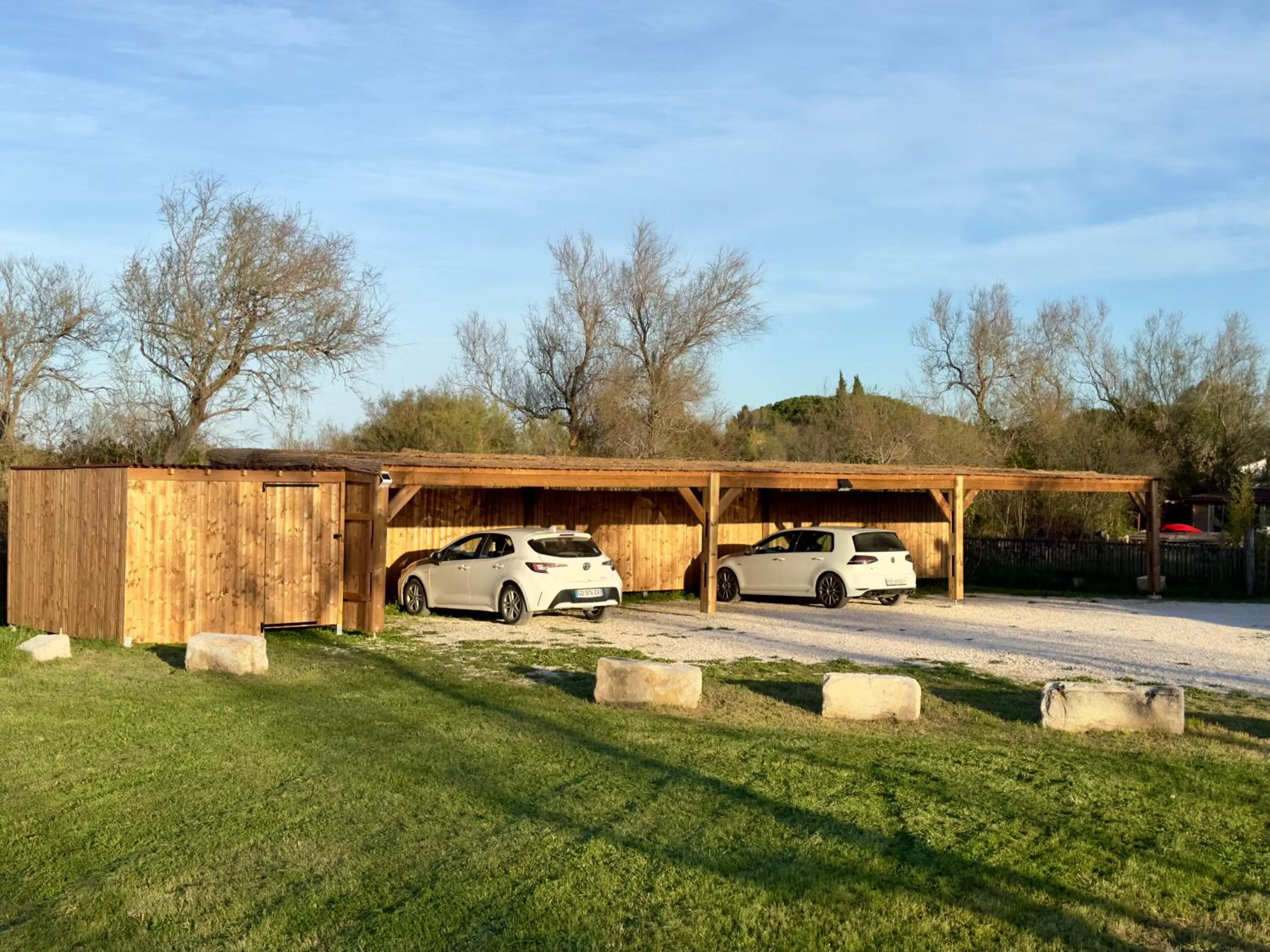 Parking in Mas du Couvin, maison d'hôtes en Camargue